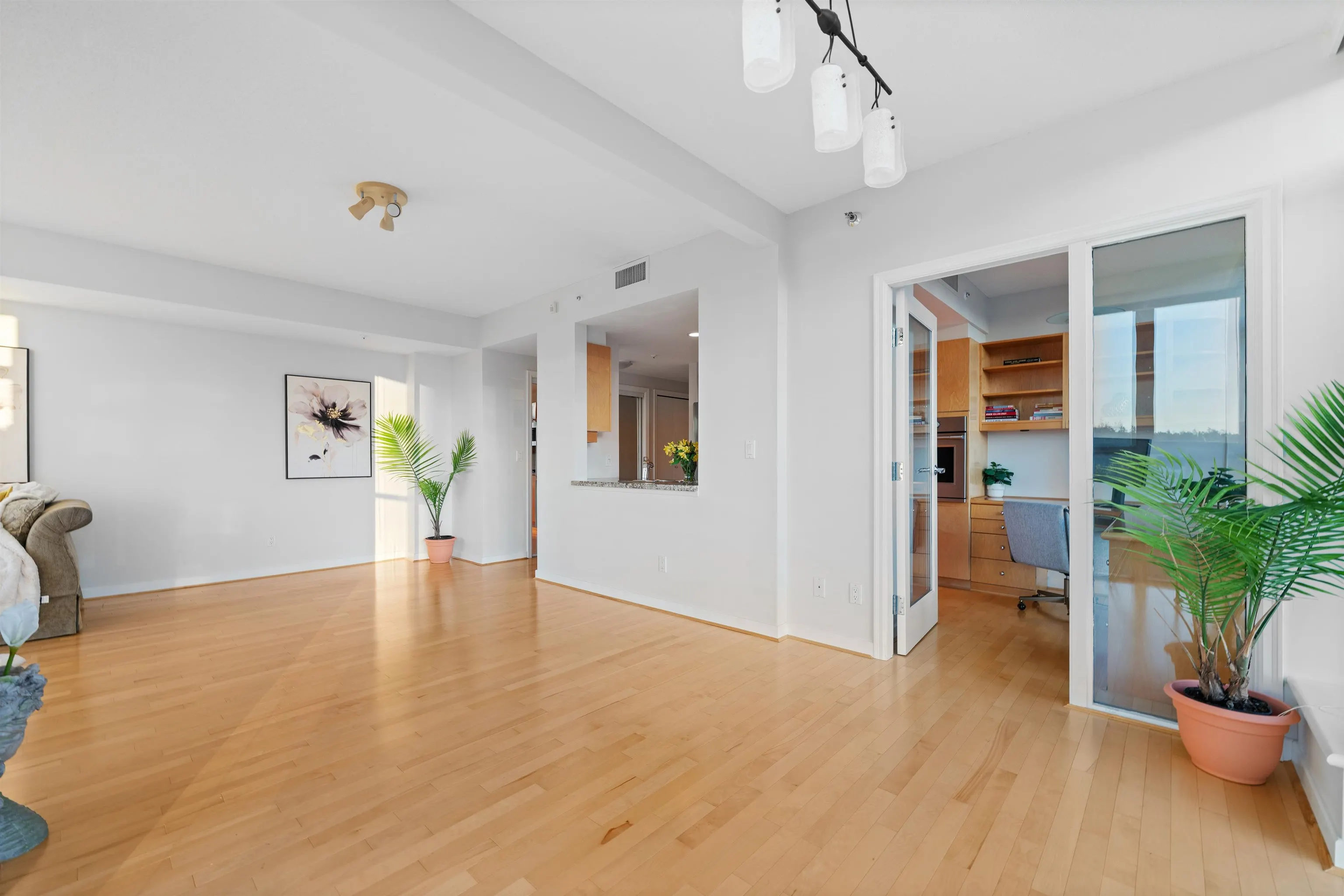 504 1790 Bayshore Drive