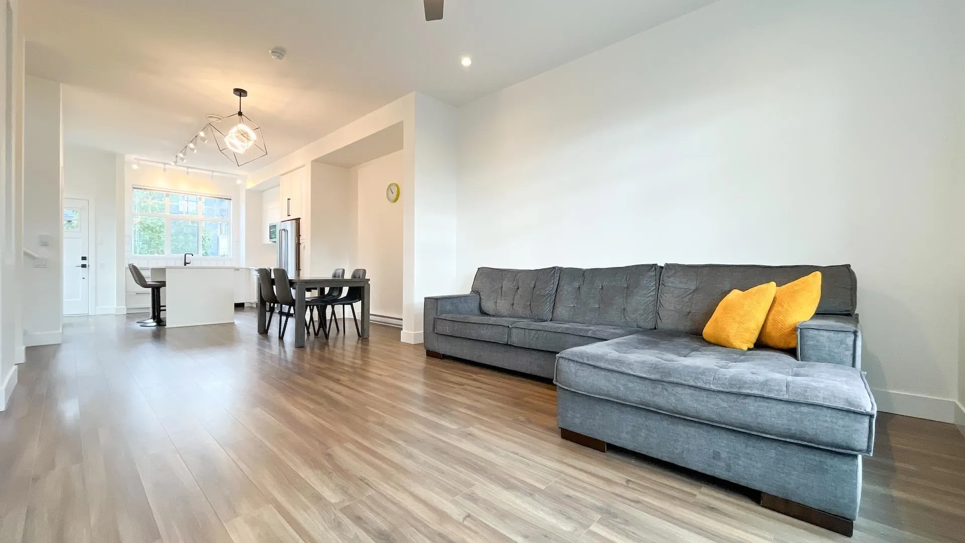 33 3552 Victoria Drive