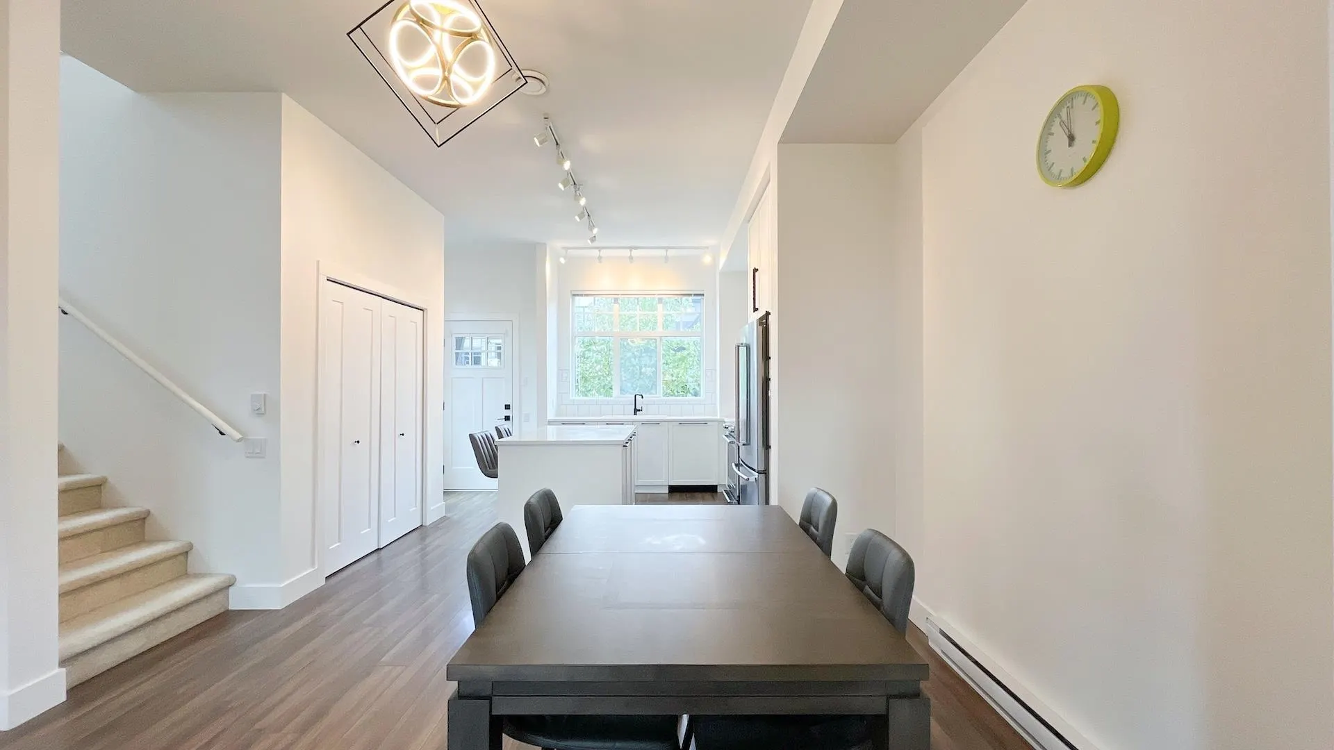 33 3552 Victoria Drive