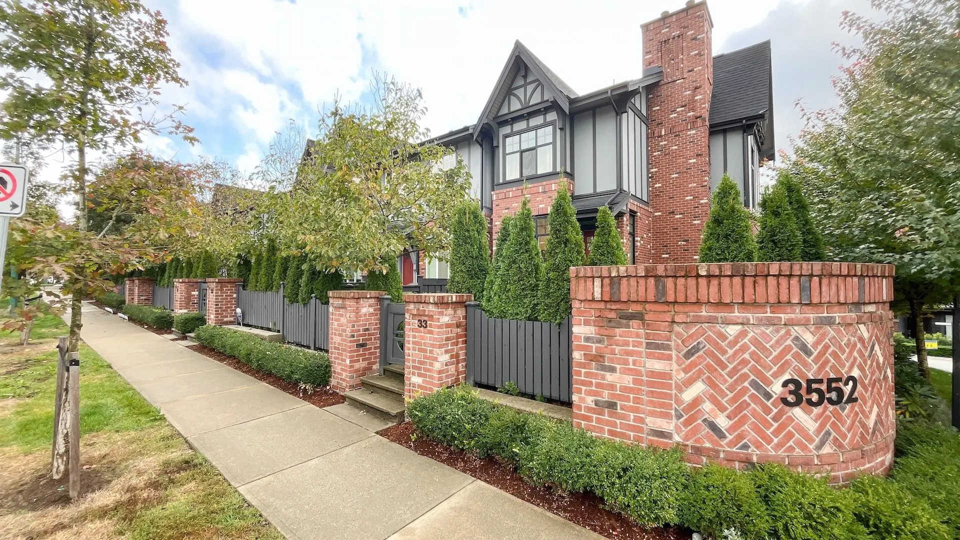 33 3552 Victoria Drive