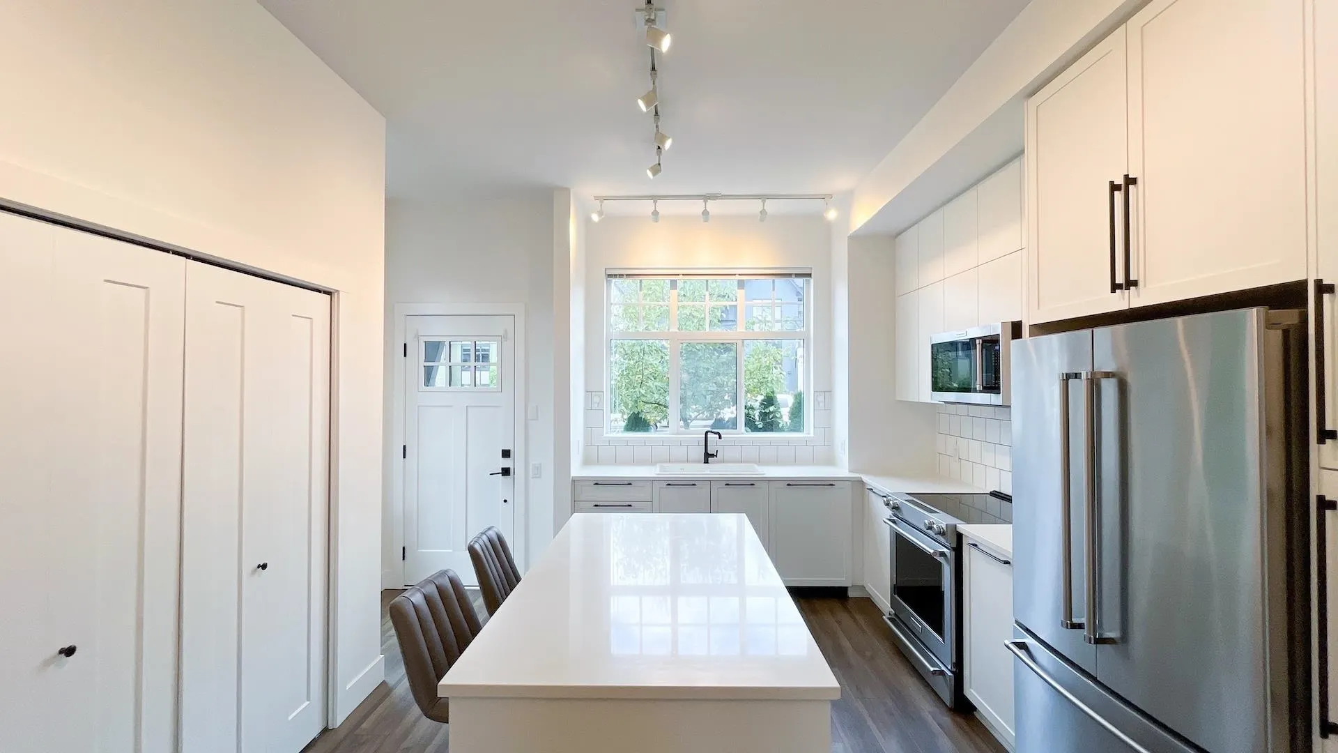 33 3552 Victoria Drive