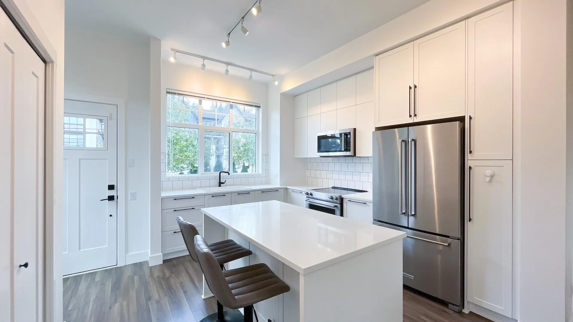 33 3552 Victoria Drive