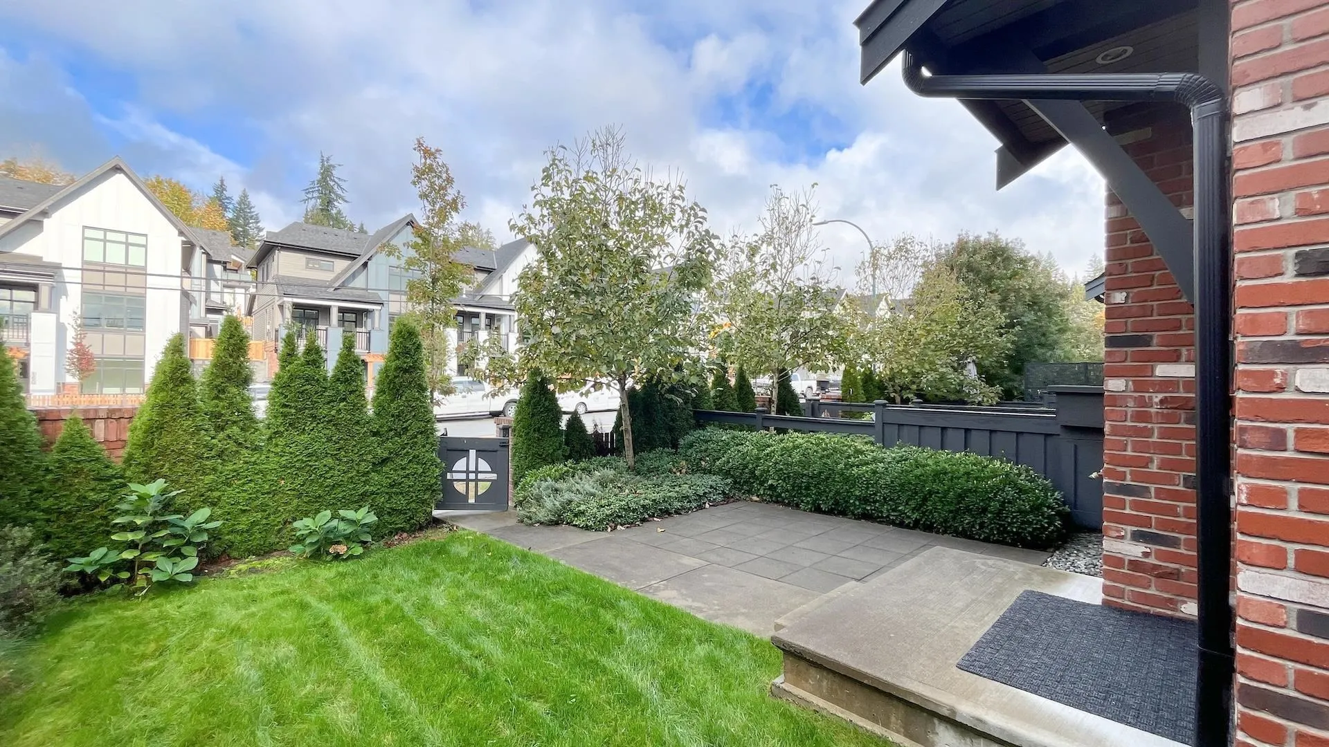 33 3552 Victoria Drive