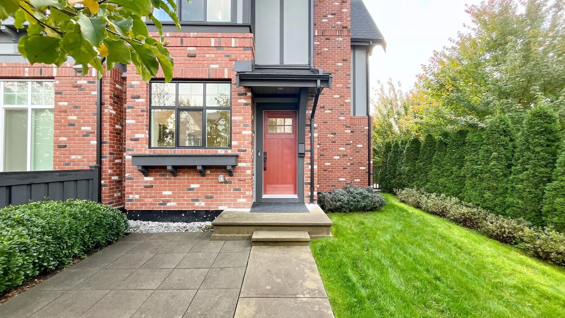 33 3552 Victoria Drive