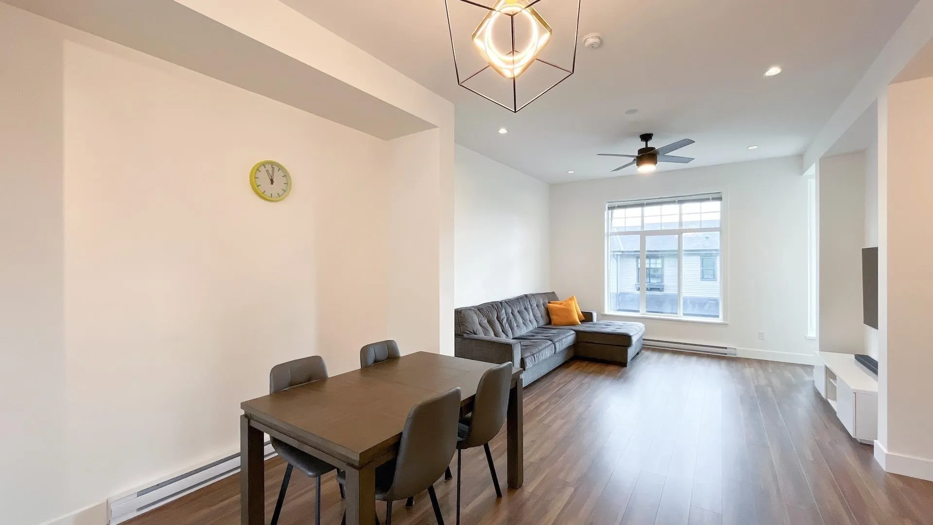 33 3552 Victoria Drive