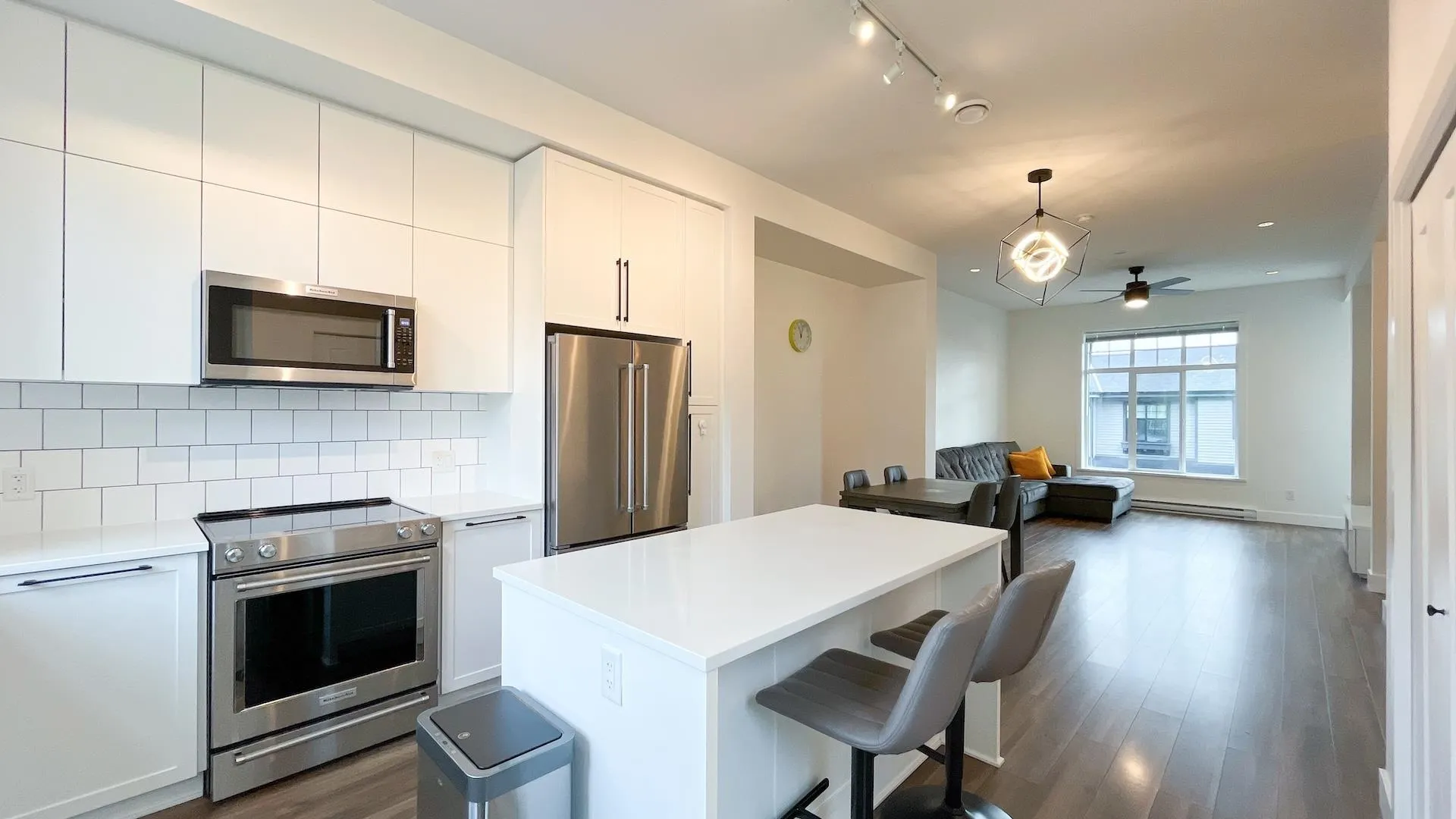 33 3552 Victoria Drive