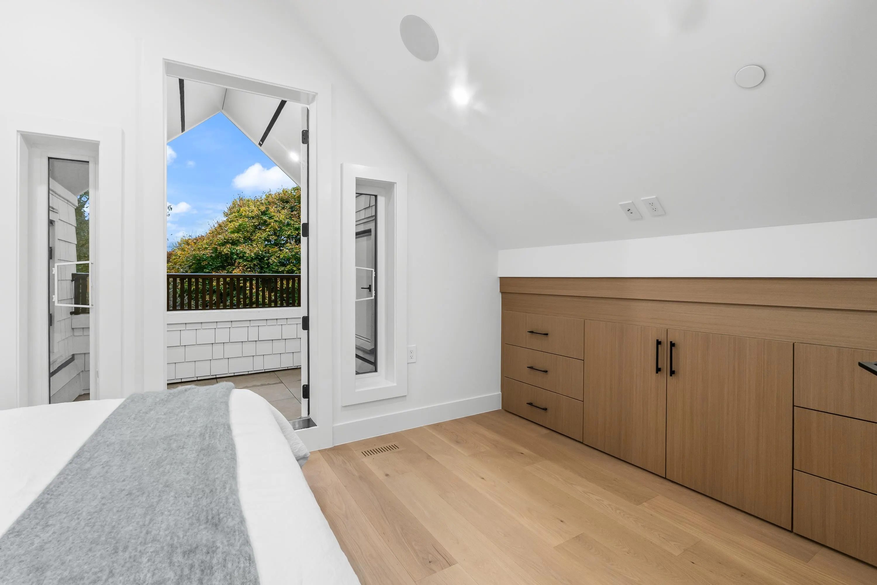 1 1166 E 11th Avenue