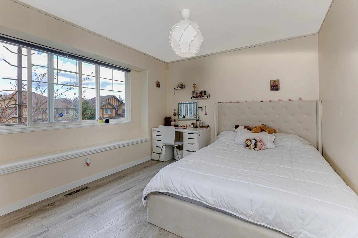 1077 Riverside Drive