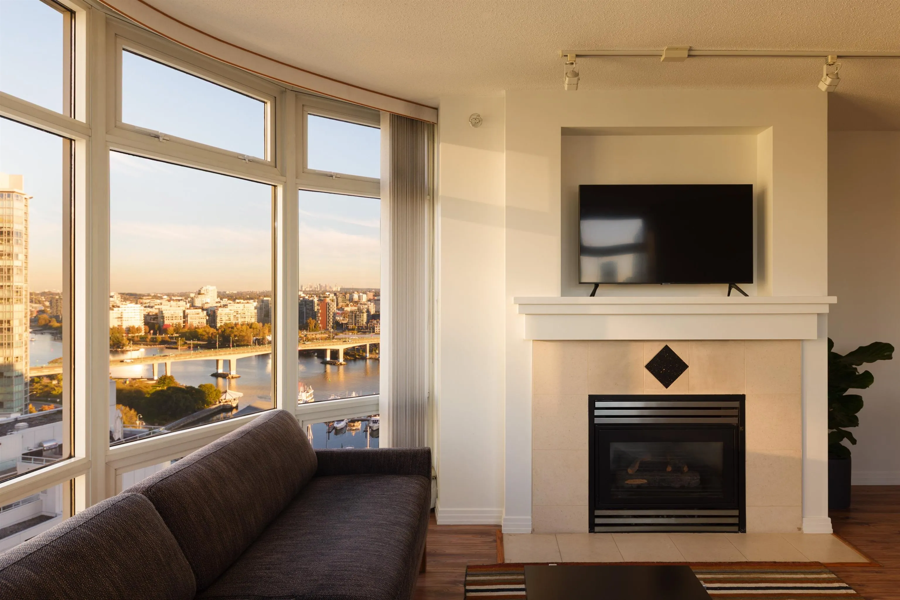 2305 1199 Marinaside Crescent