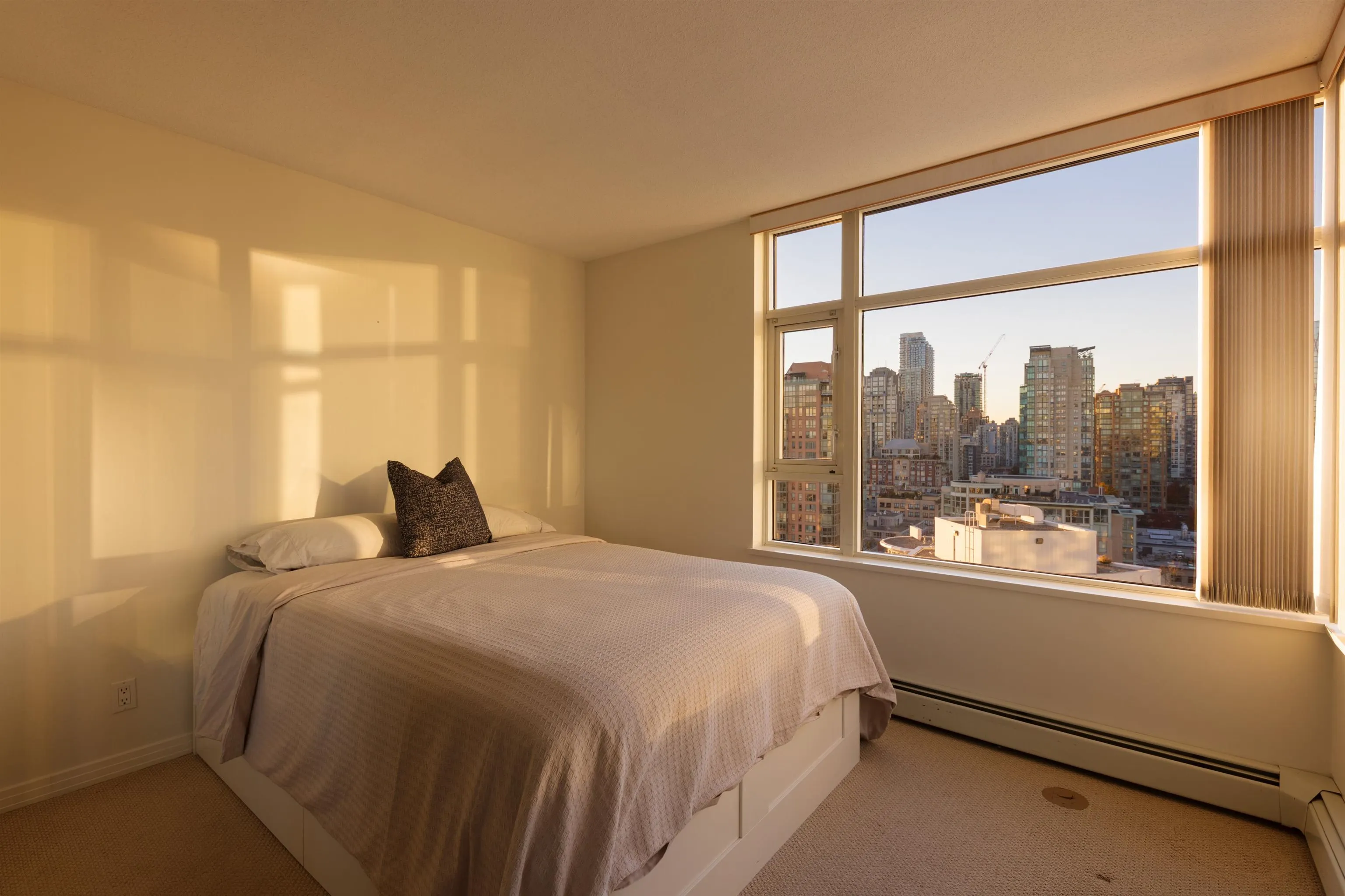 2305 1199 Marinaside Crescent