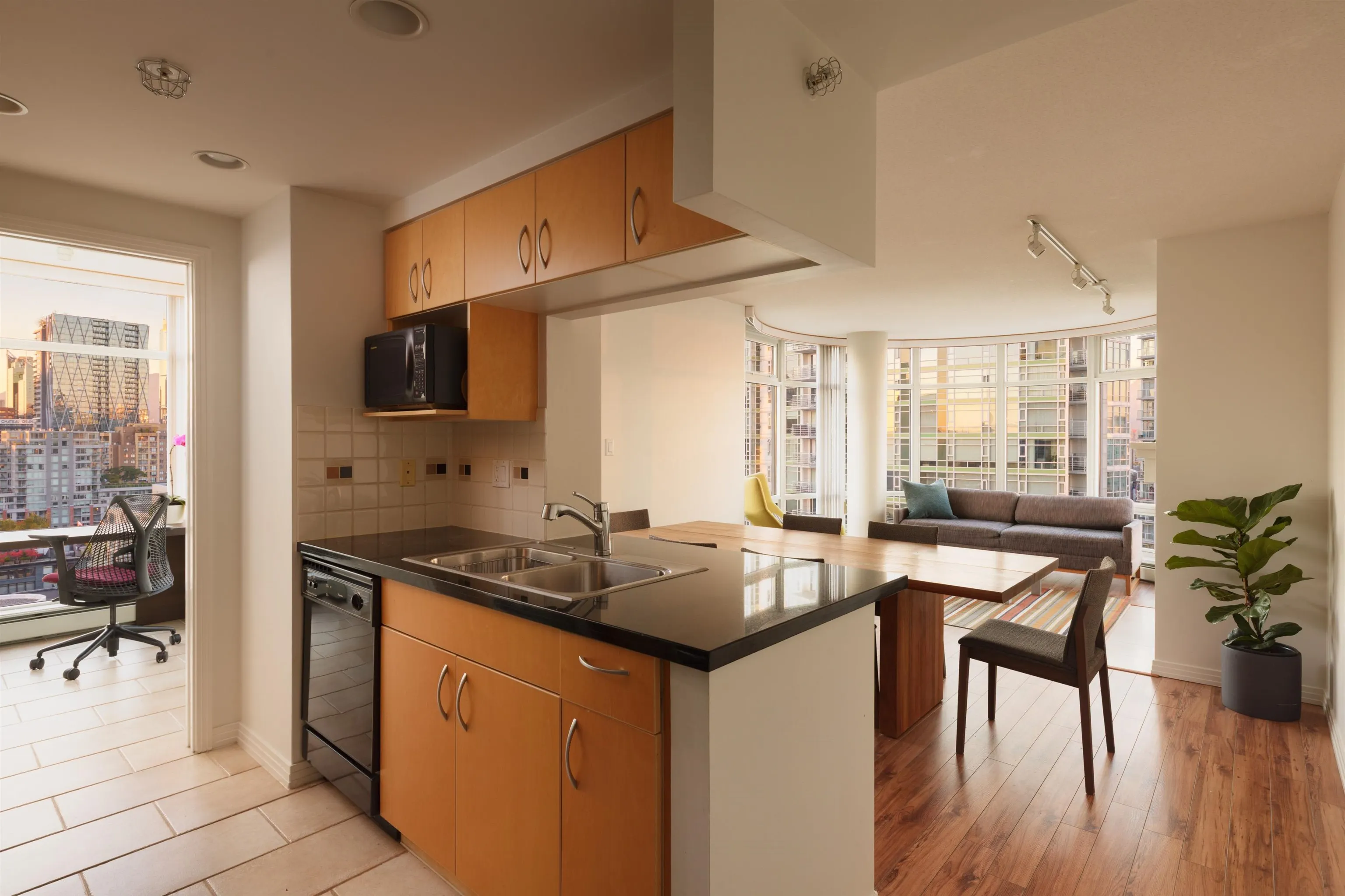 2305 1199 Marinaside Crescent