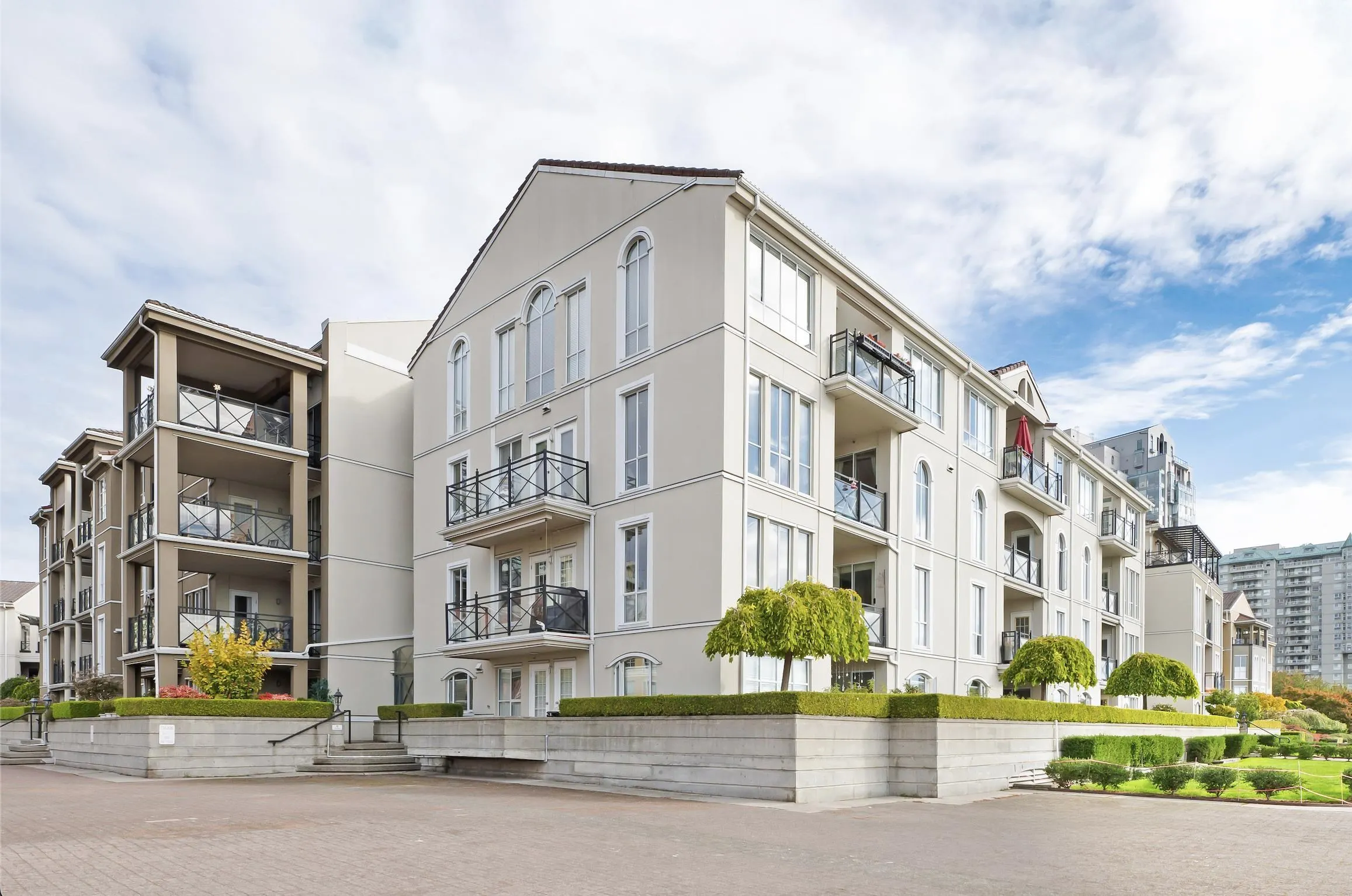 105 2 Renaissance Square