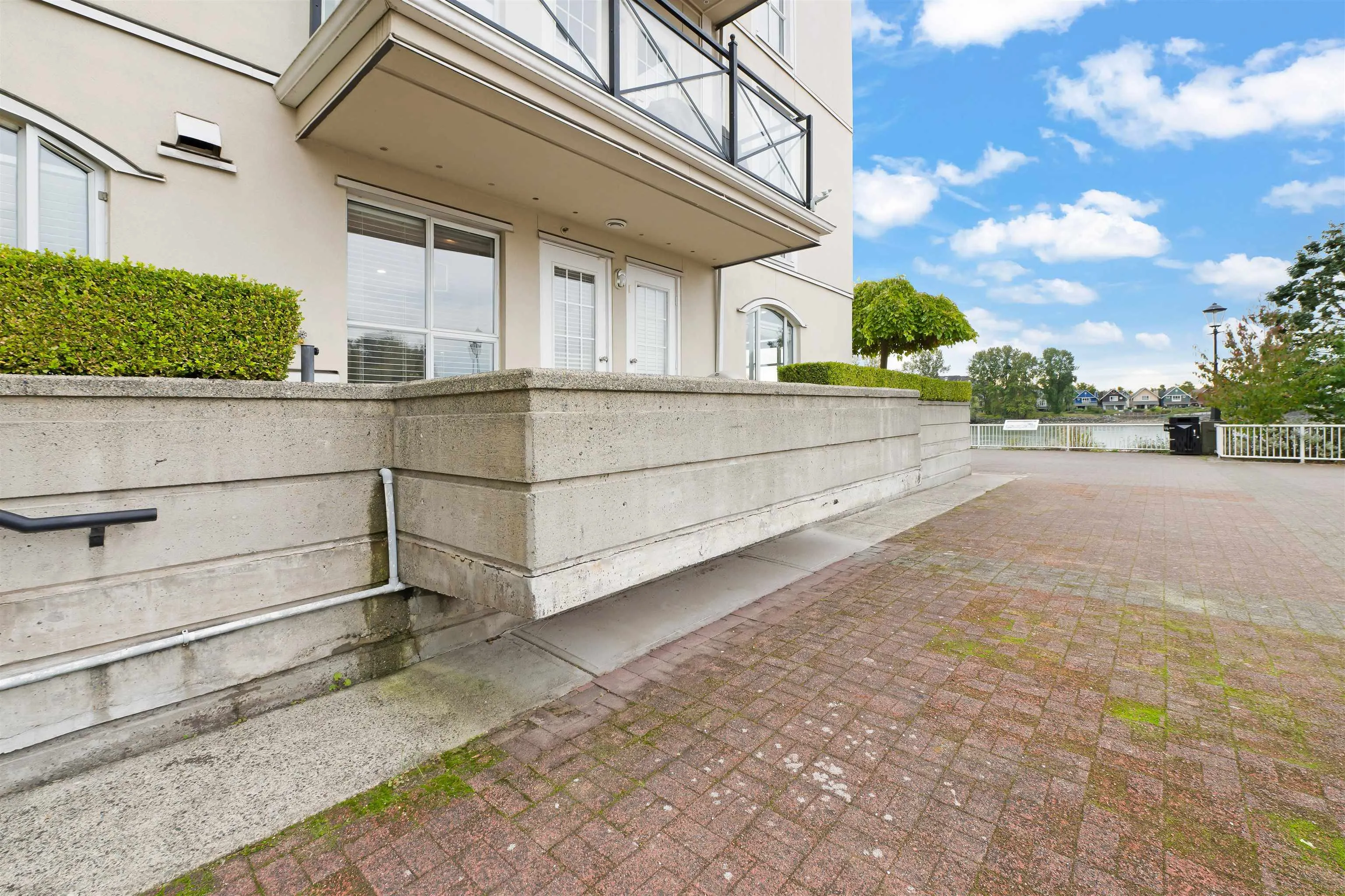 105 2 Renaissance Square