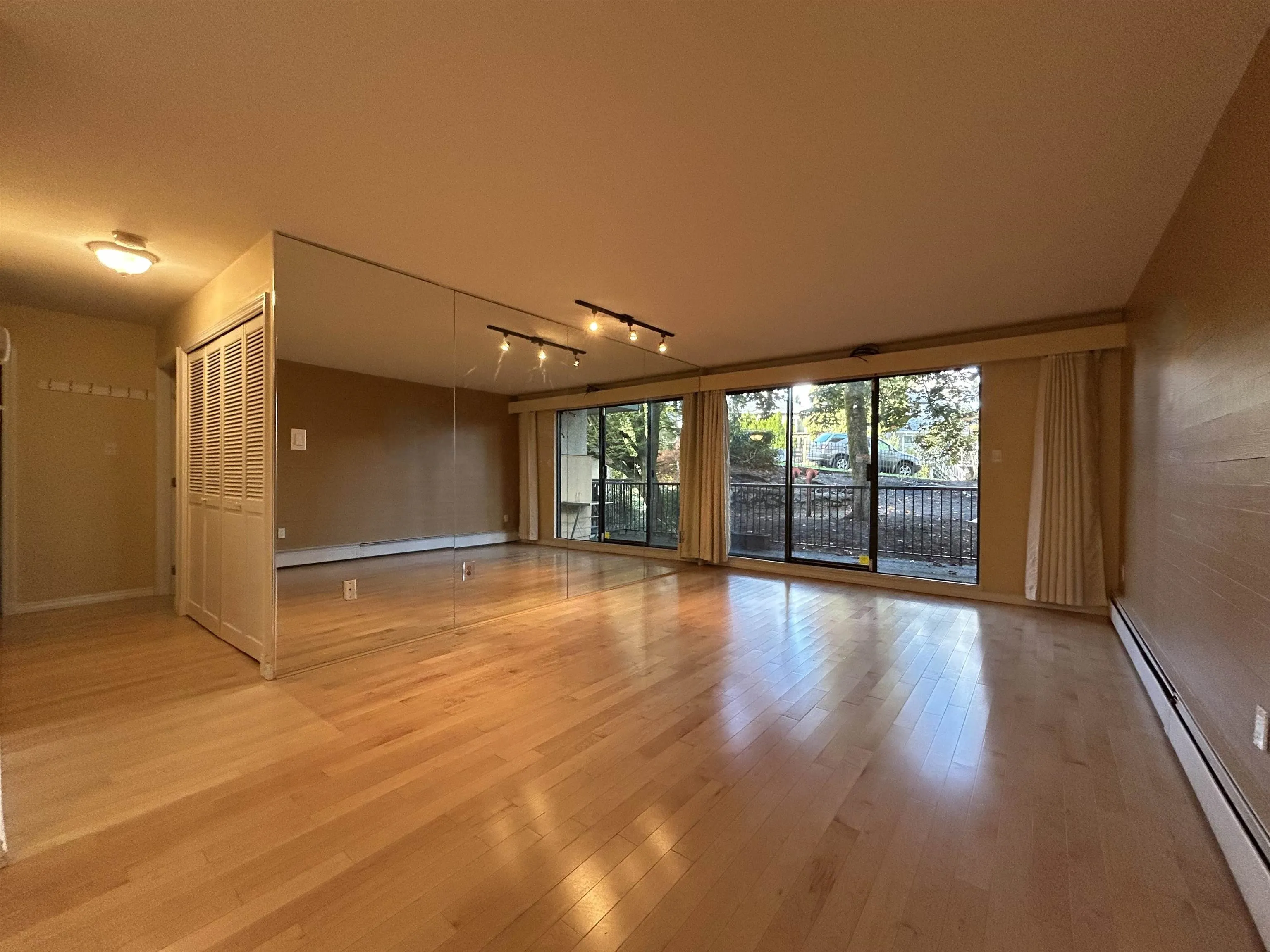 211 466 E Eighth Avenue