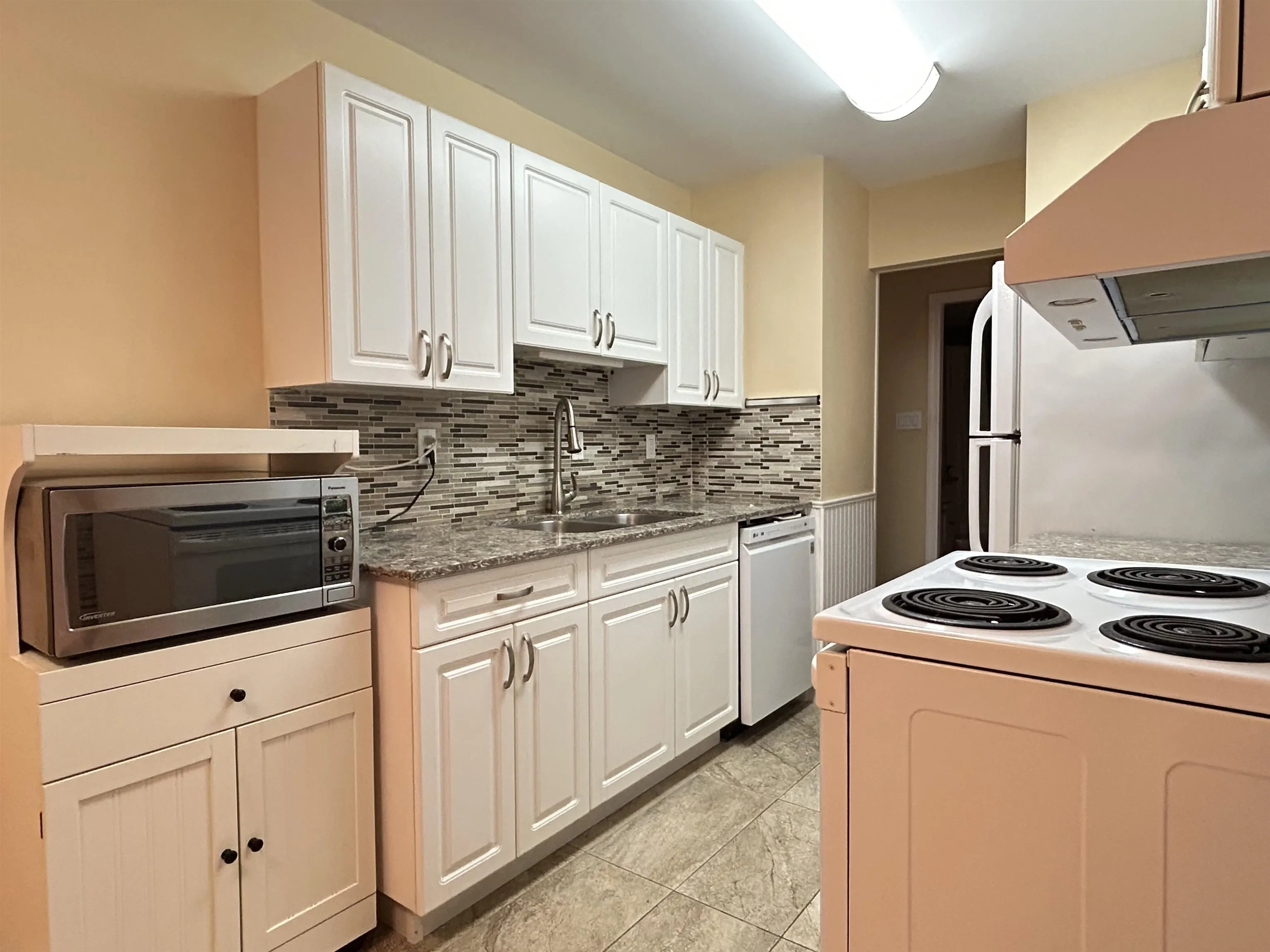 211 466 E Eighth Avenue