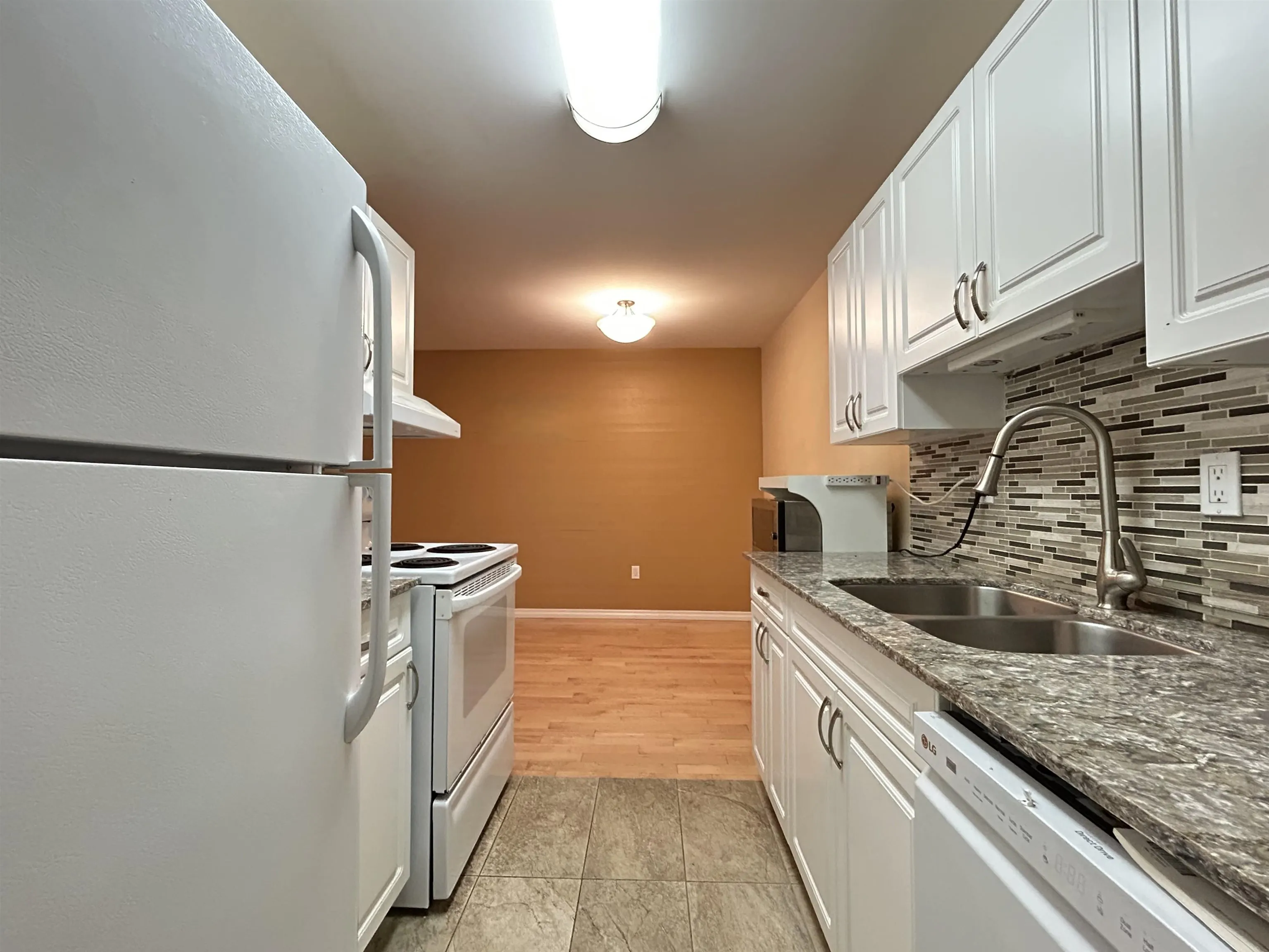 211 466 E Eighth Avenue