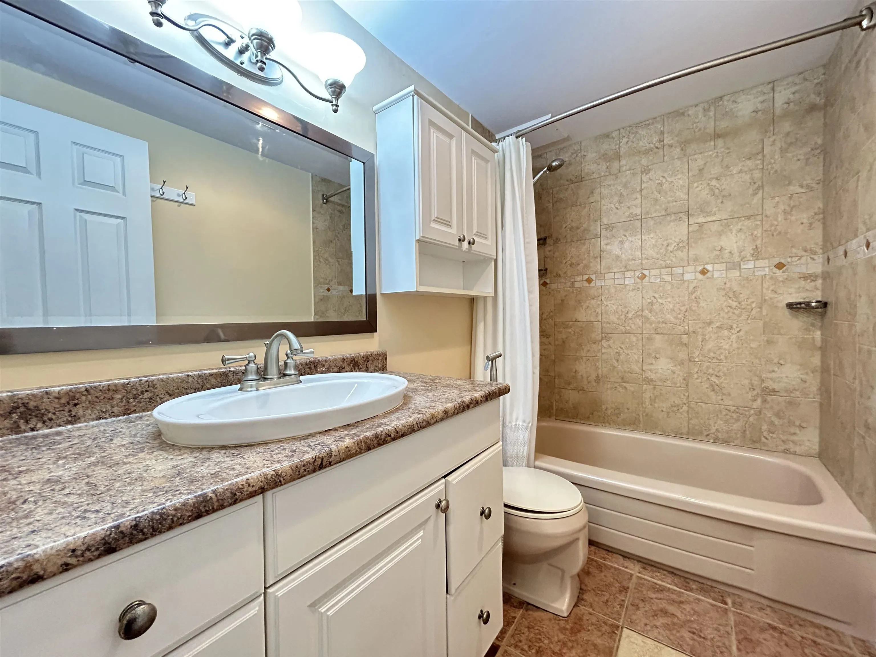 211 466 E Eighth Avenue