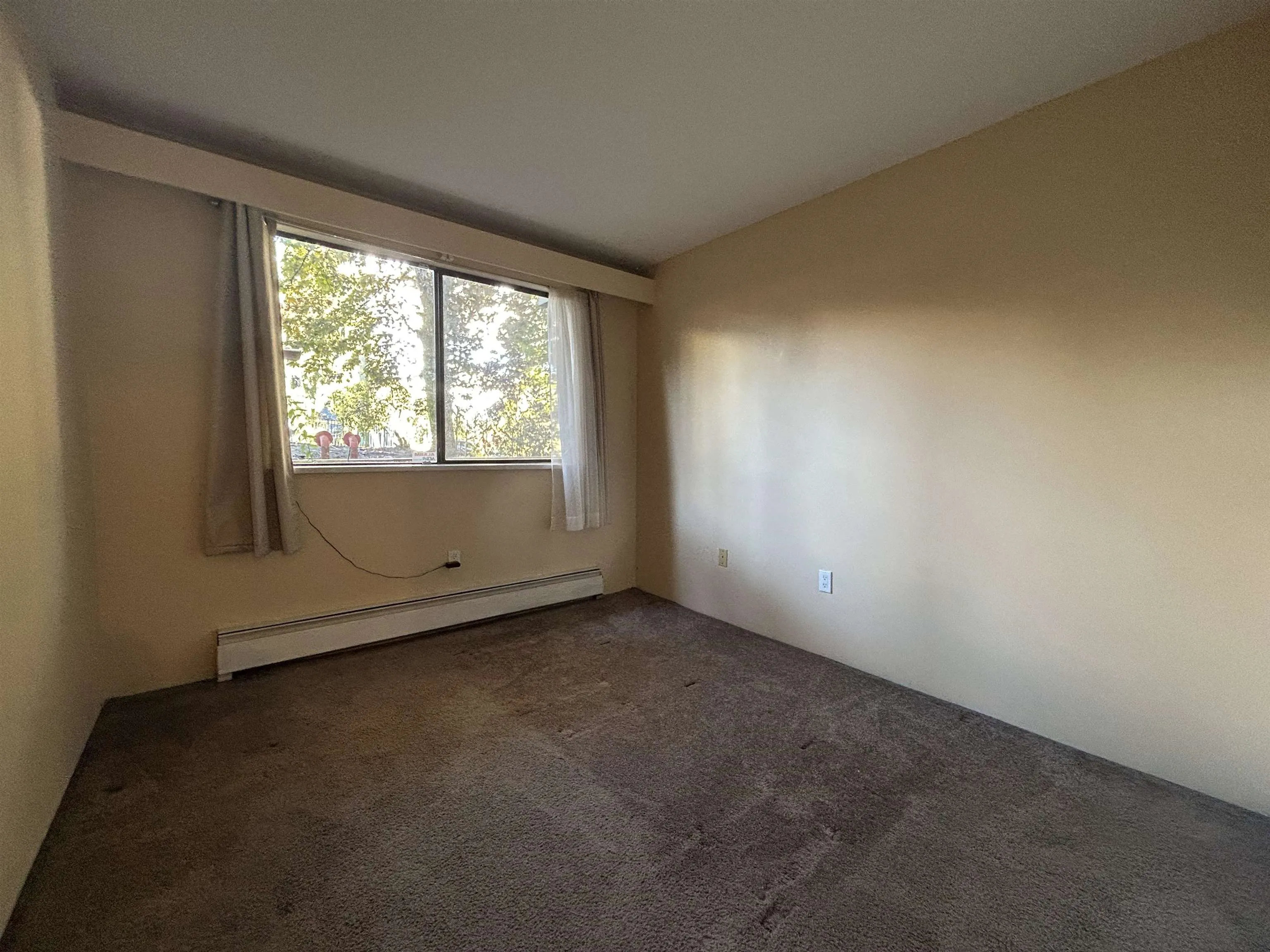 211 466 E Eighth Avenue