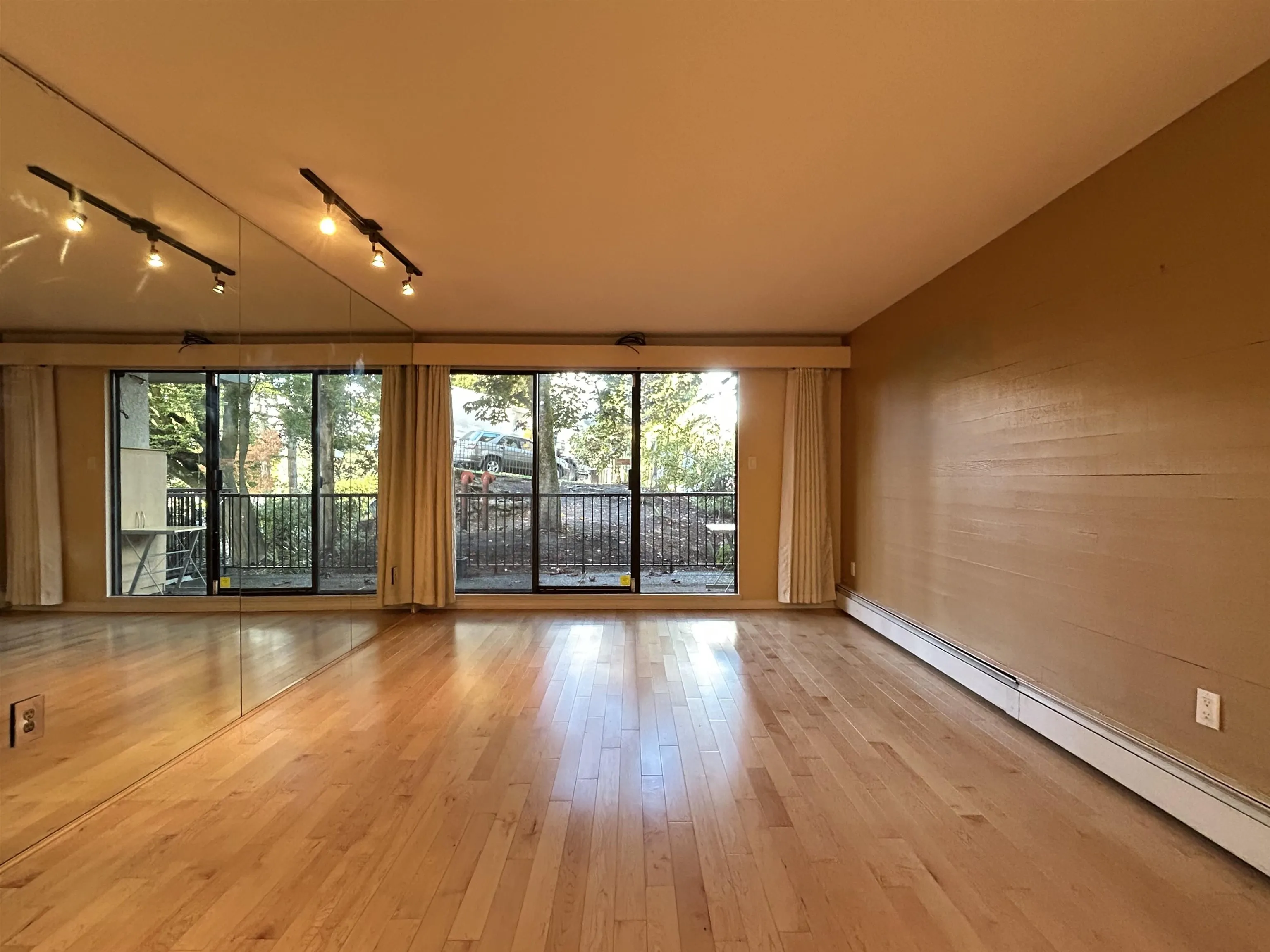 211 466 E Eighth Avenue