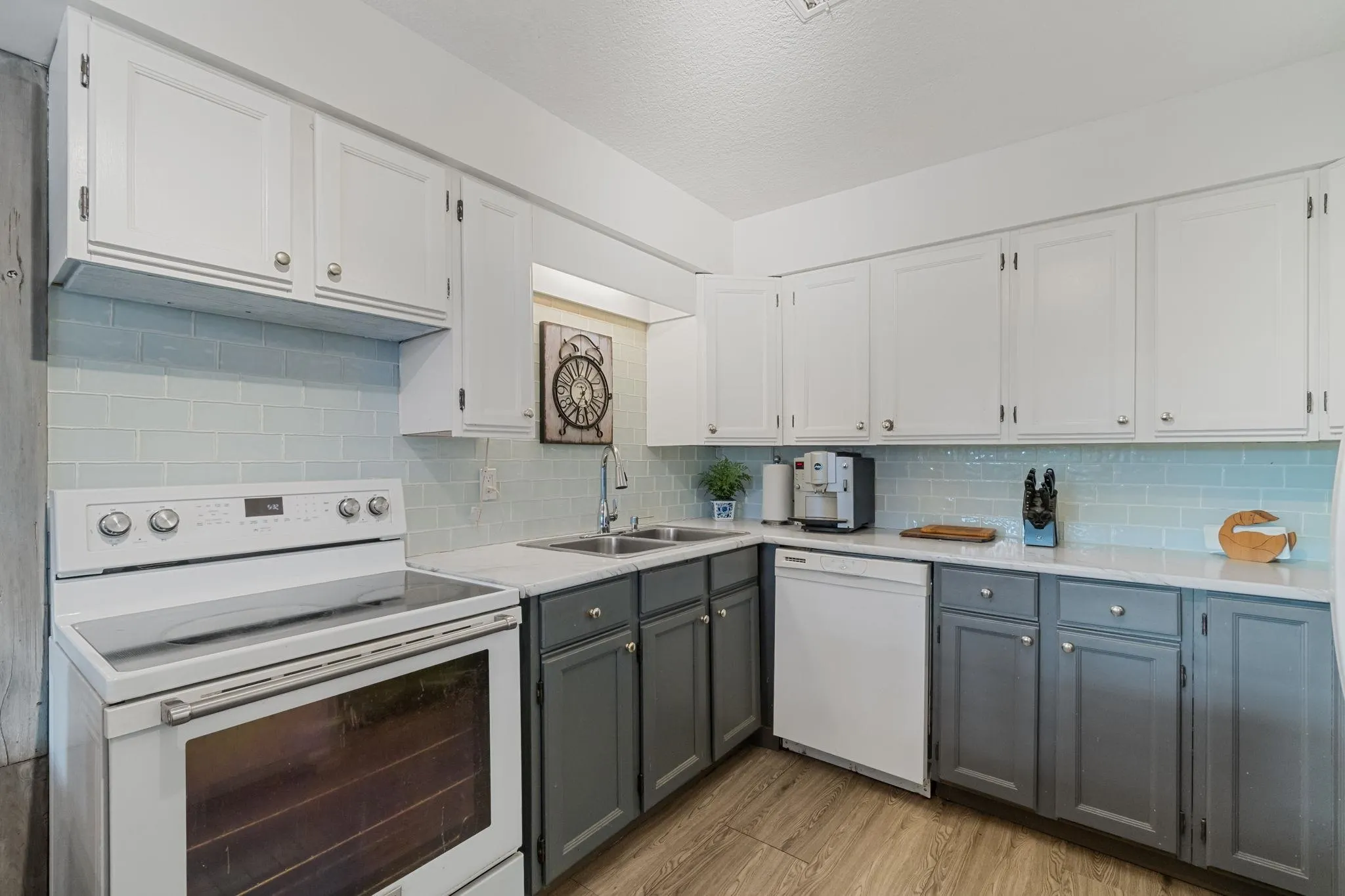 1431 Elinor Crescent