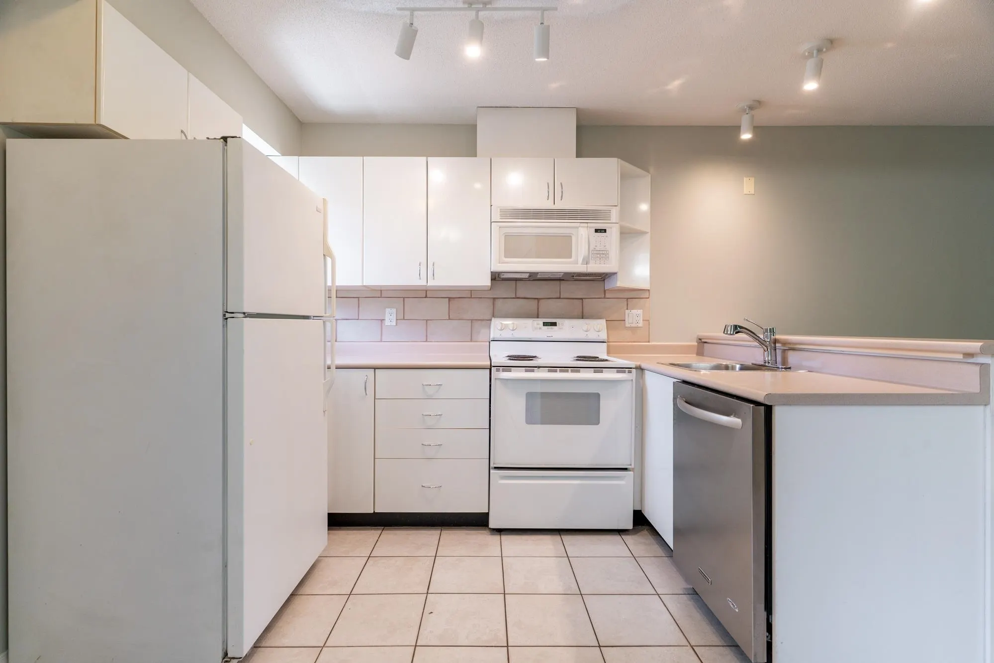 404 528 Rochester Avenue