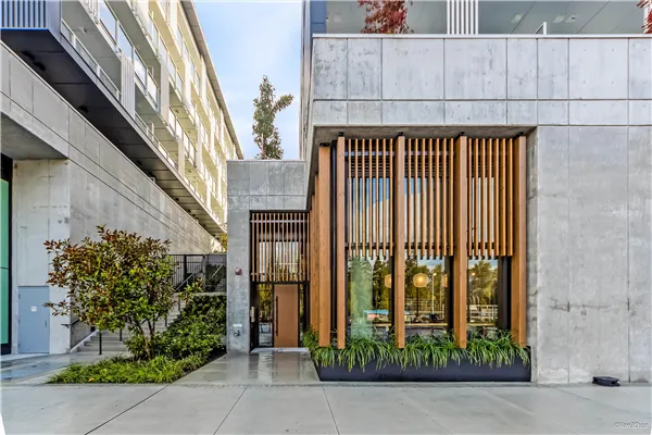 408 3075 Murray Street