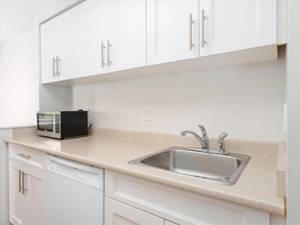 202 1550 Chesterfield Avenue