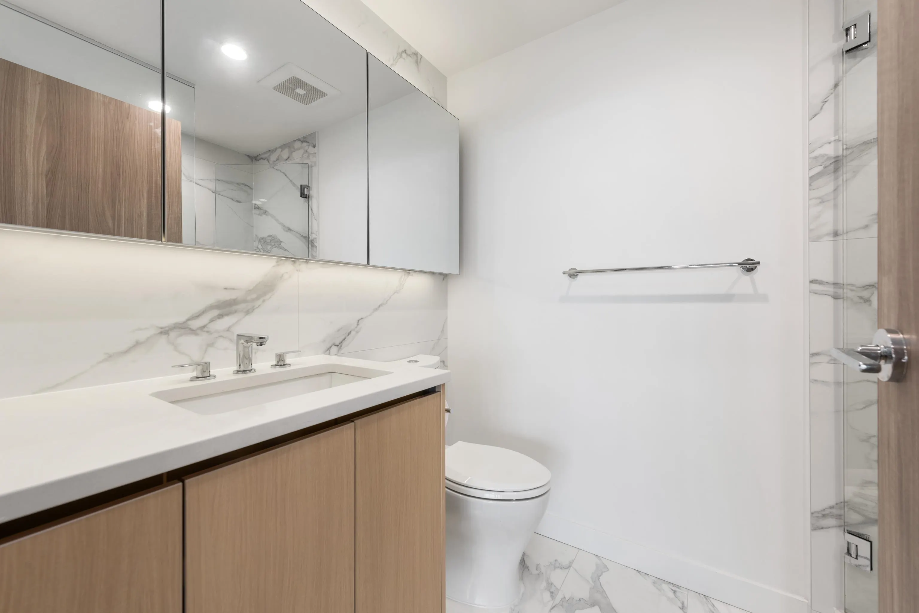 3204 4890 Lougheed Highway