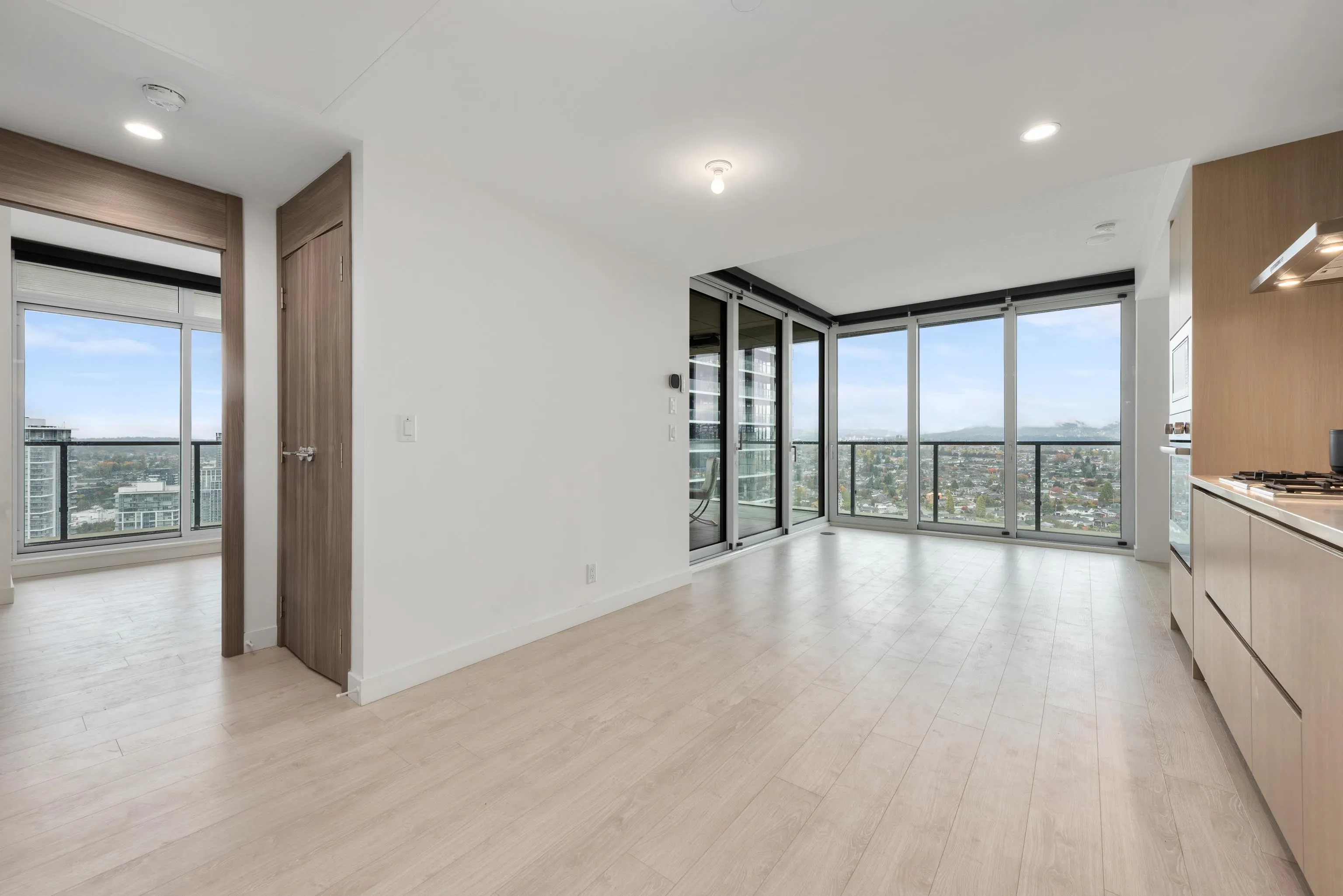 3204 4890 Lougheed Highway