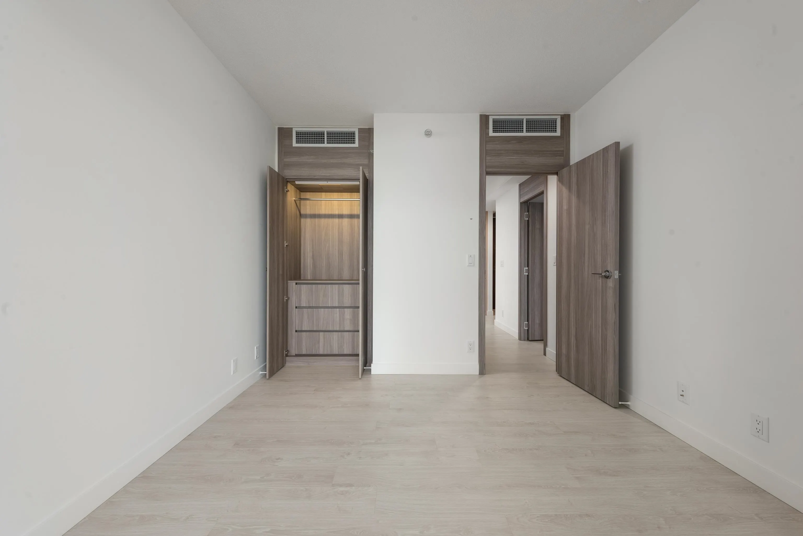 3204 4890 Lougheed Highway