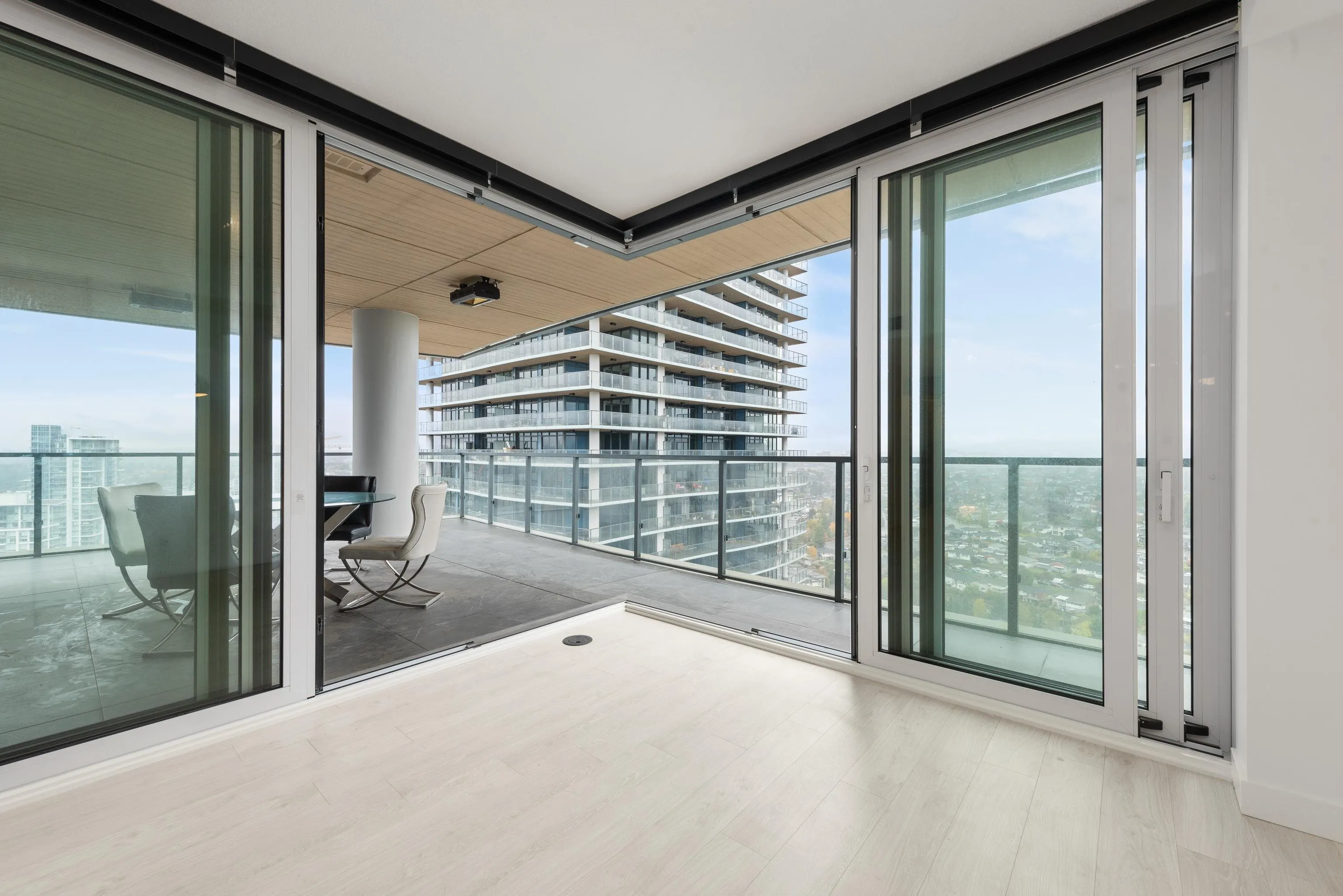 3204 4890 Lougheed Highway