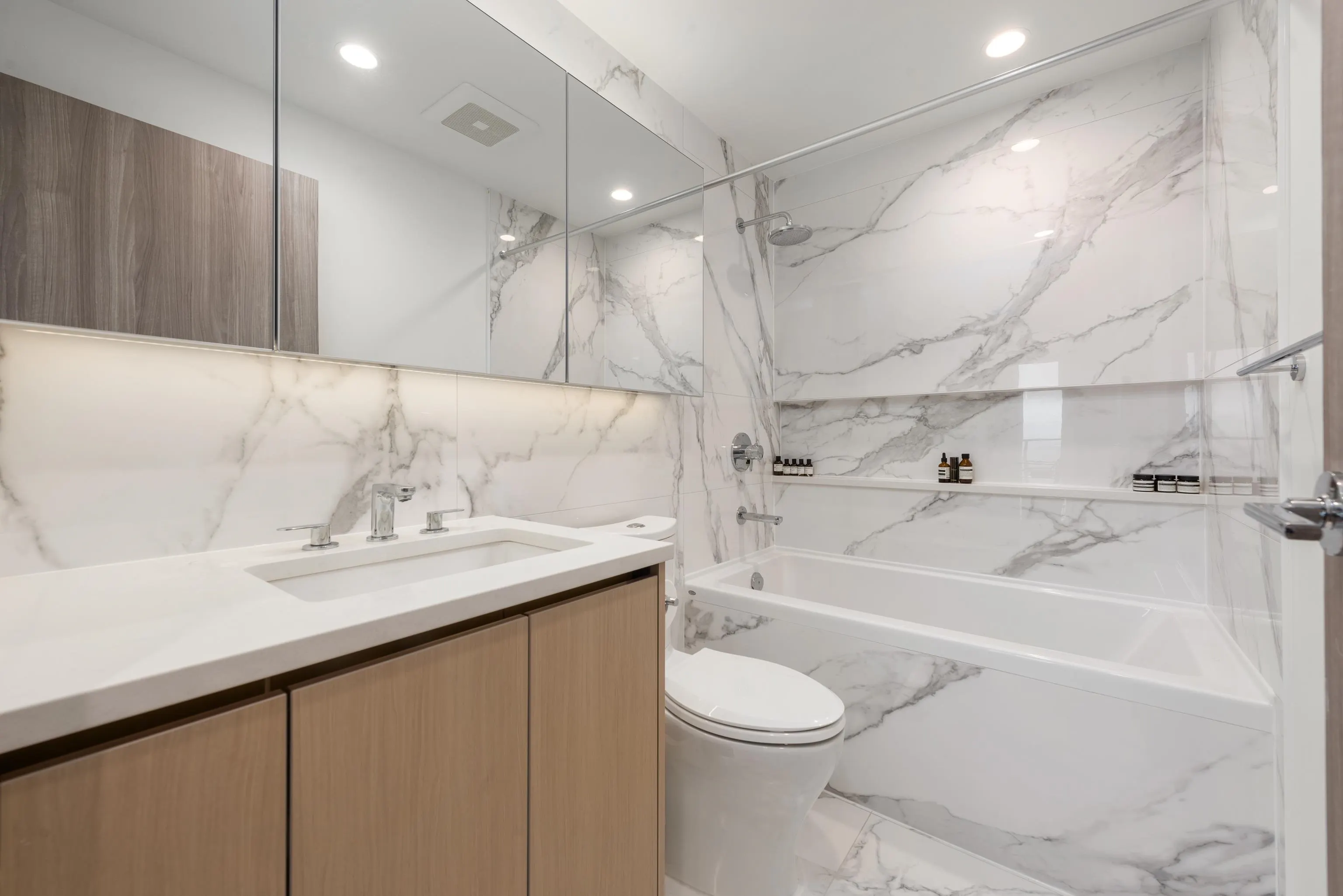 3204 4890 Lougheed Highway