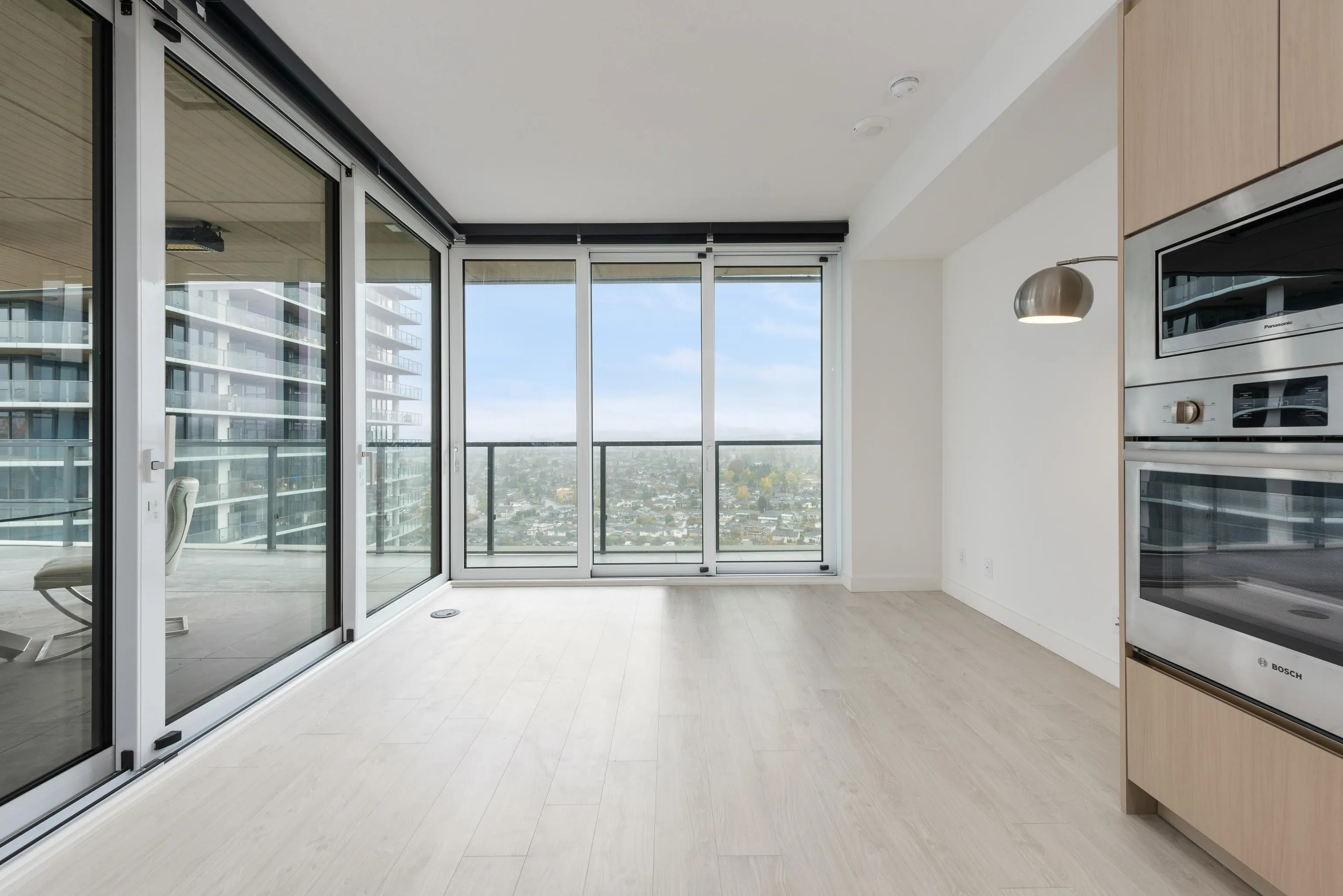 3204 4890 Lougheed Highway