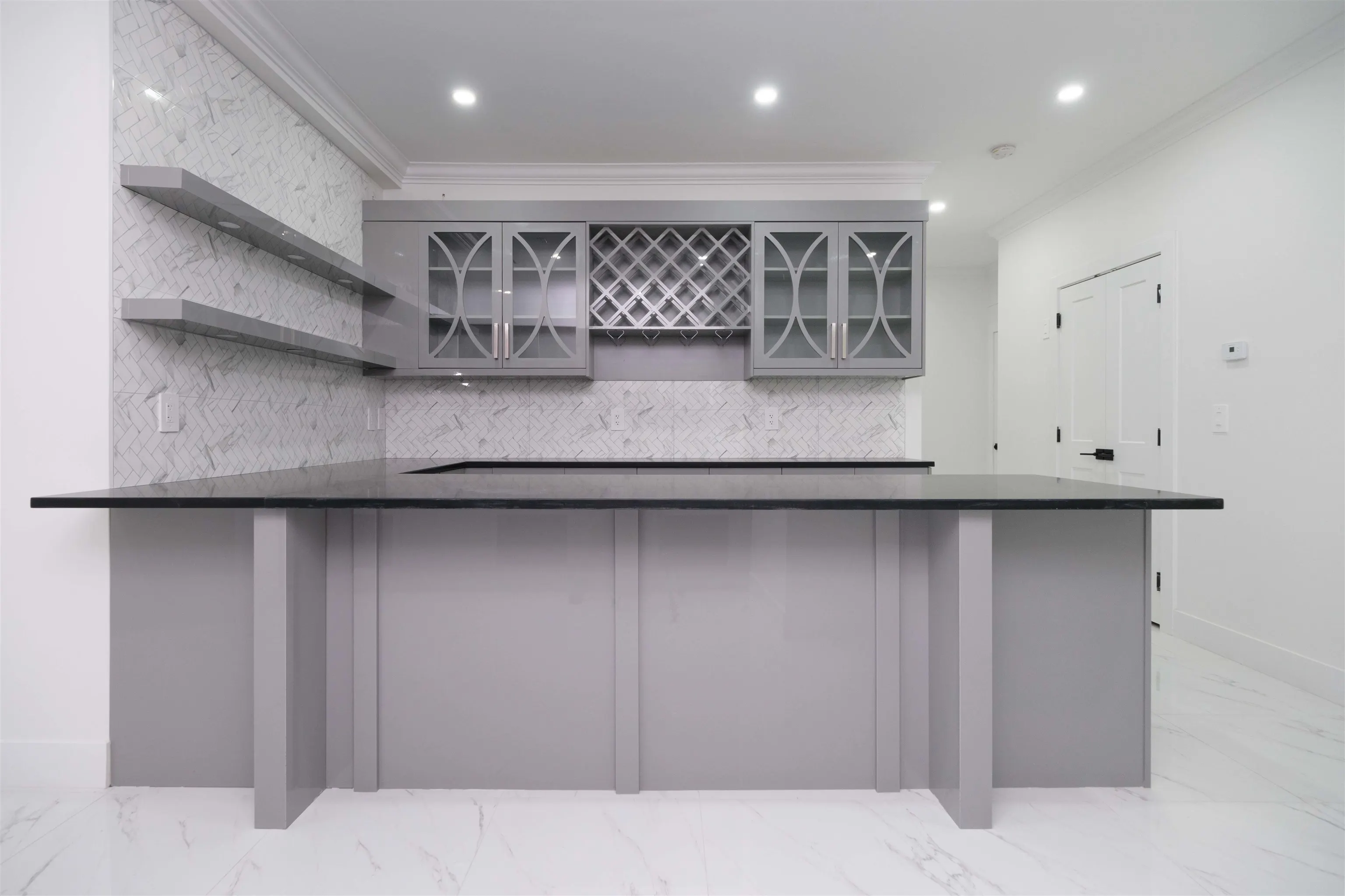 1100 Como Lake Avenue