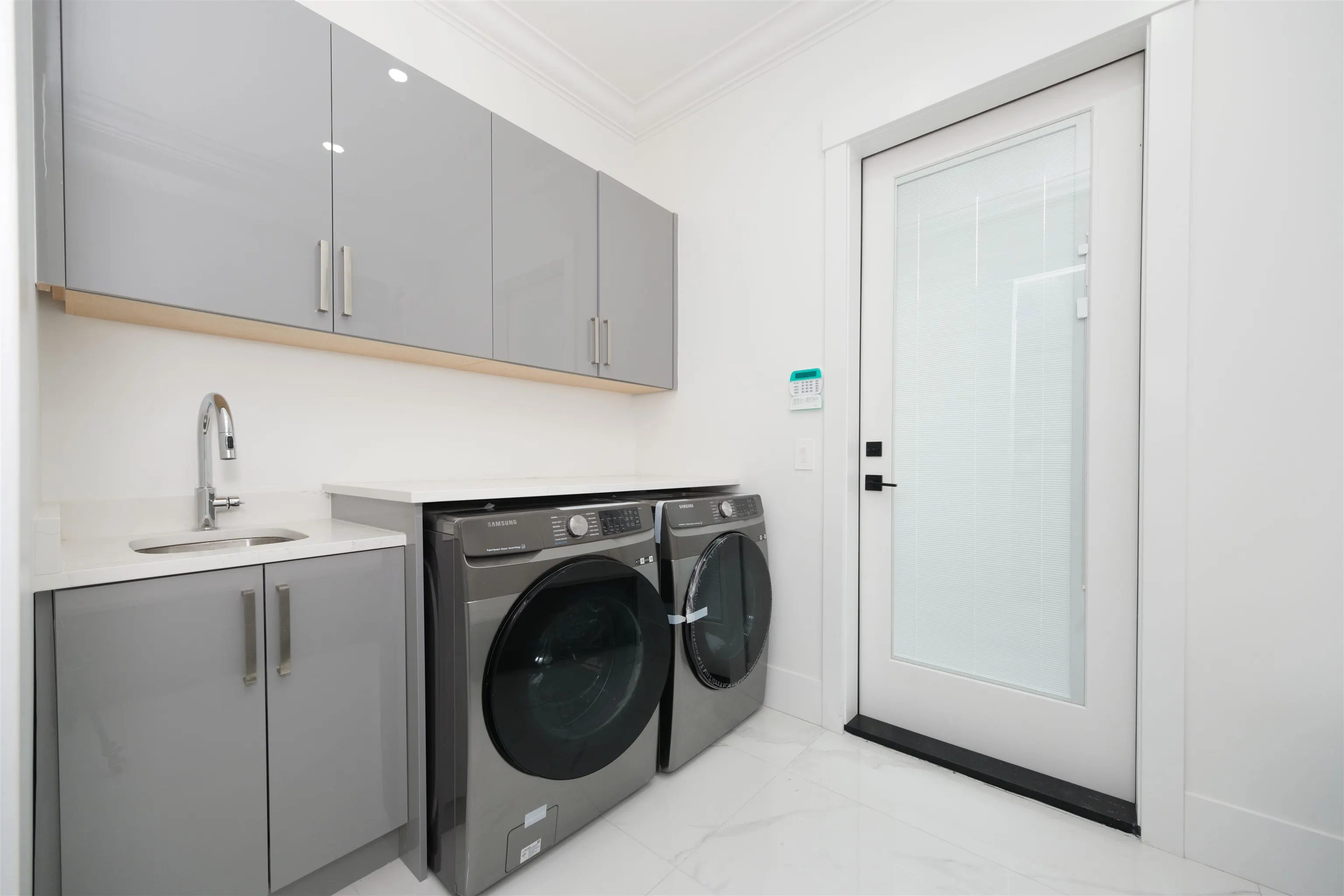 1100 Como Lake Avenue