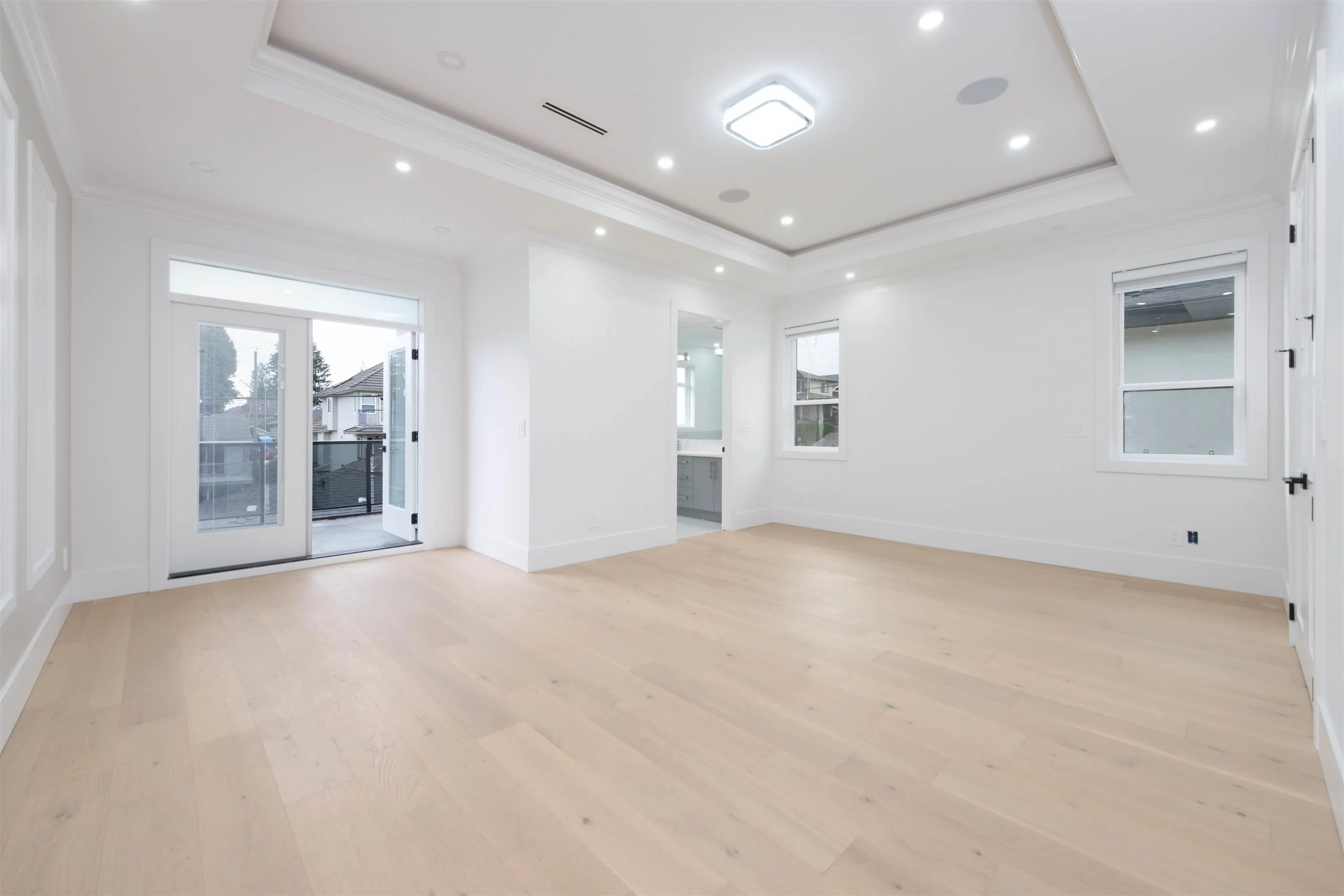 1100 Como Lake Avenue