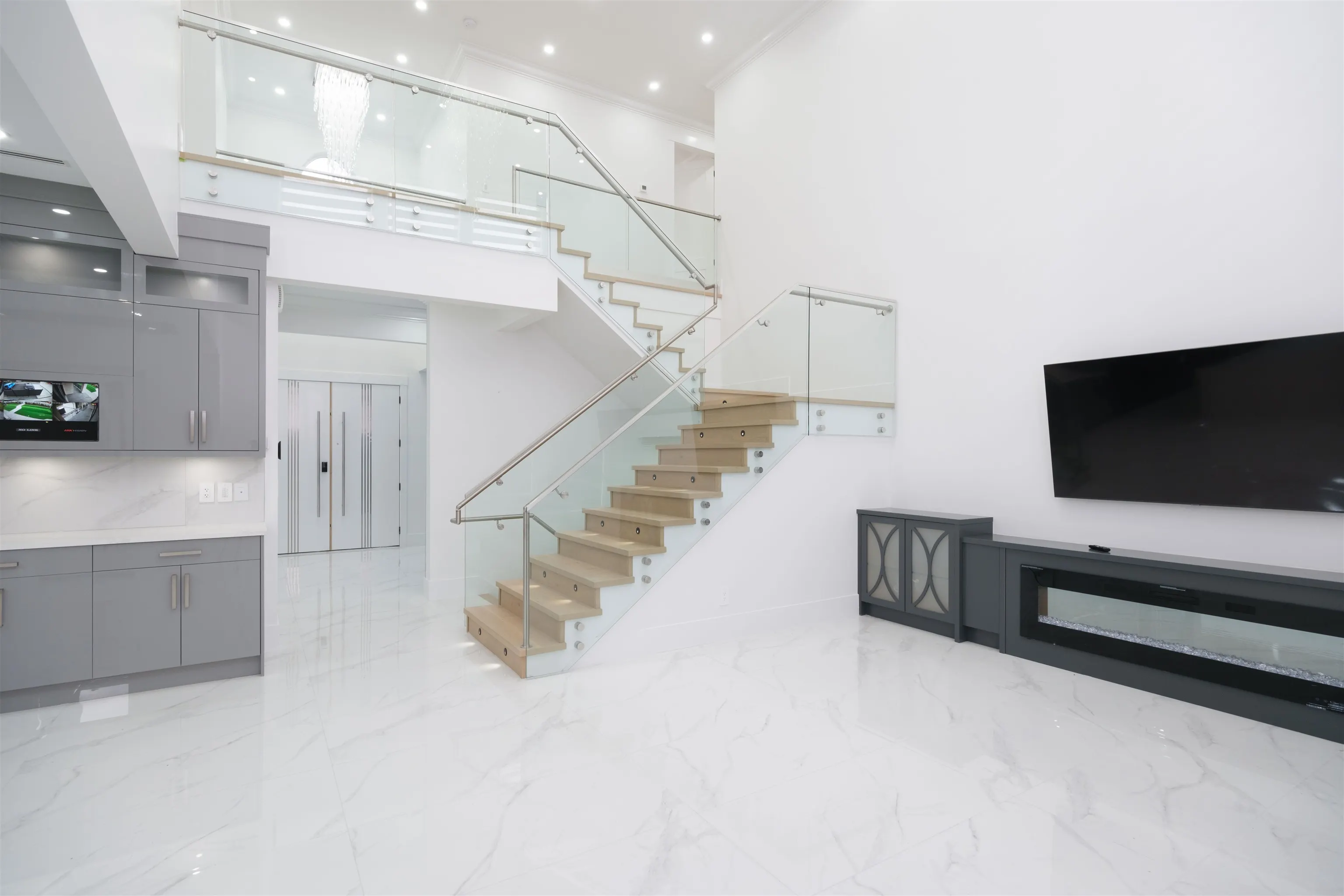 1100 Como Lake Avenue