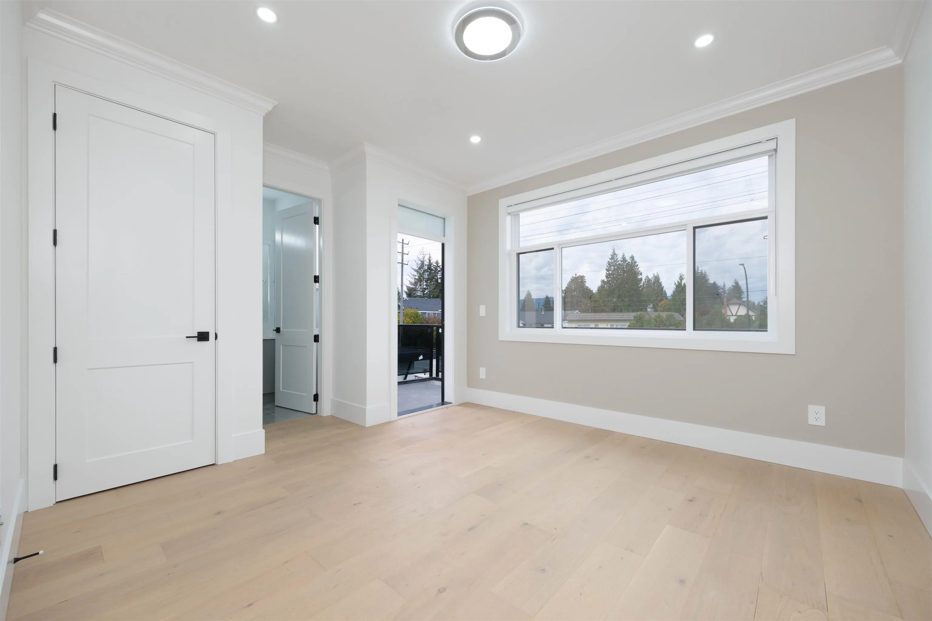 1100 Como Lake Avenue