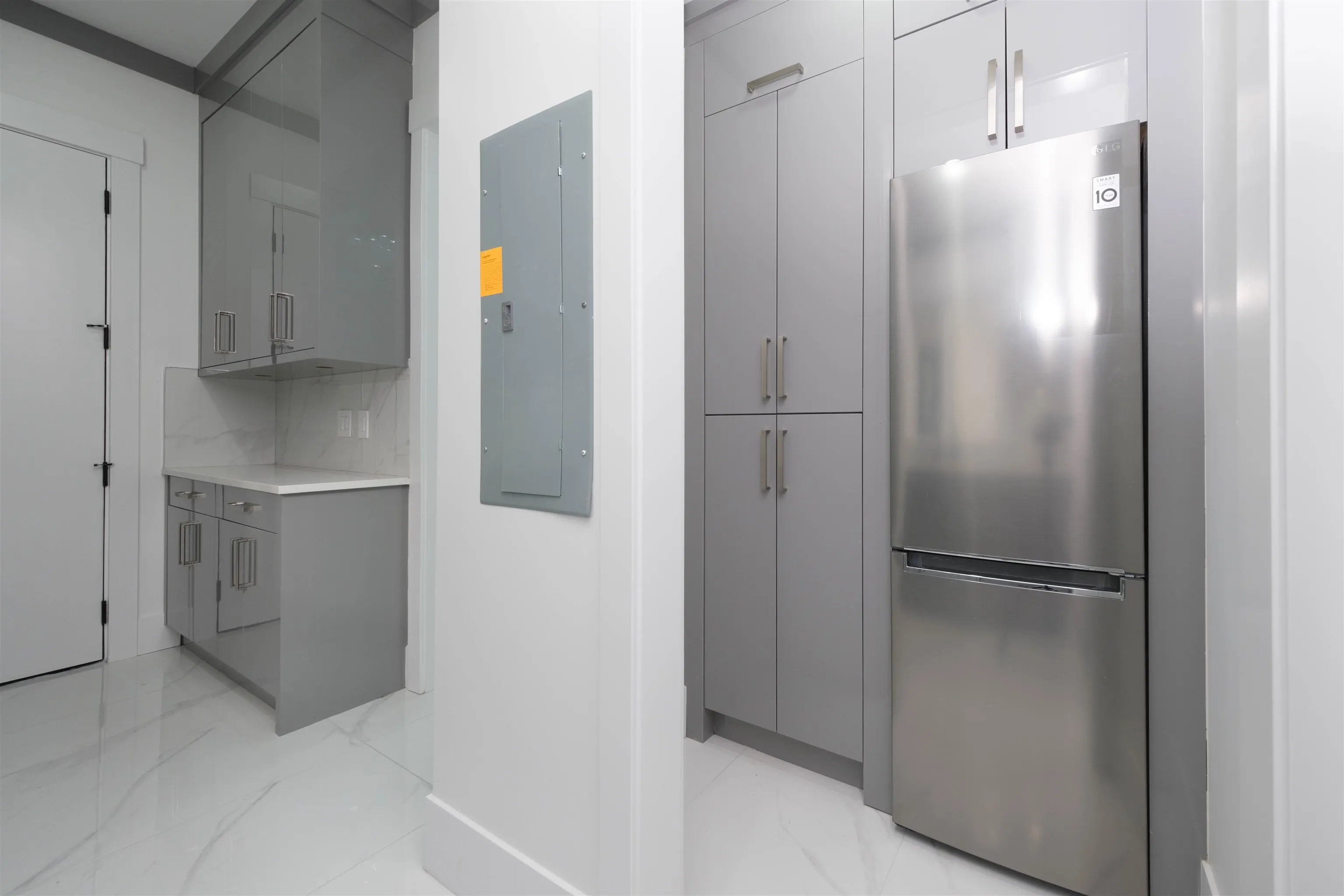 1100 Como Lake Avenue