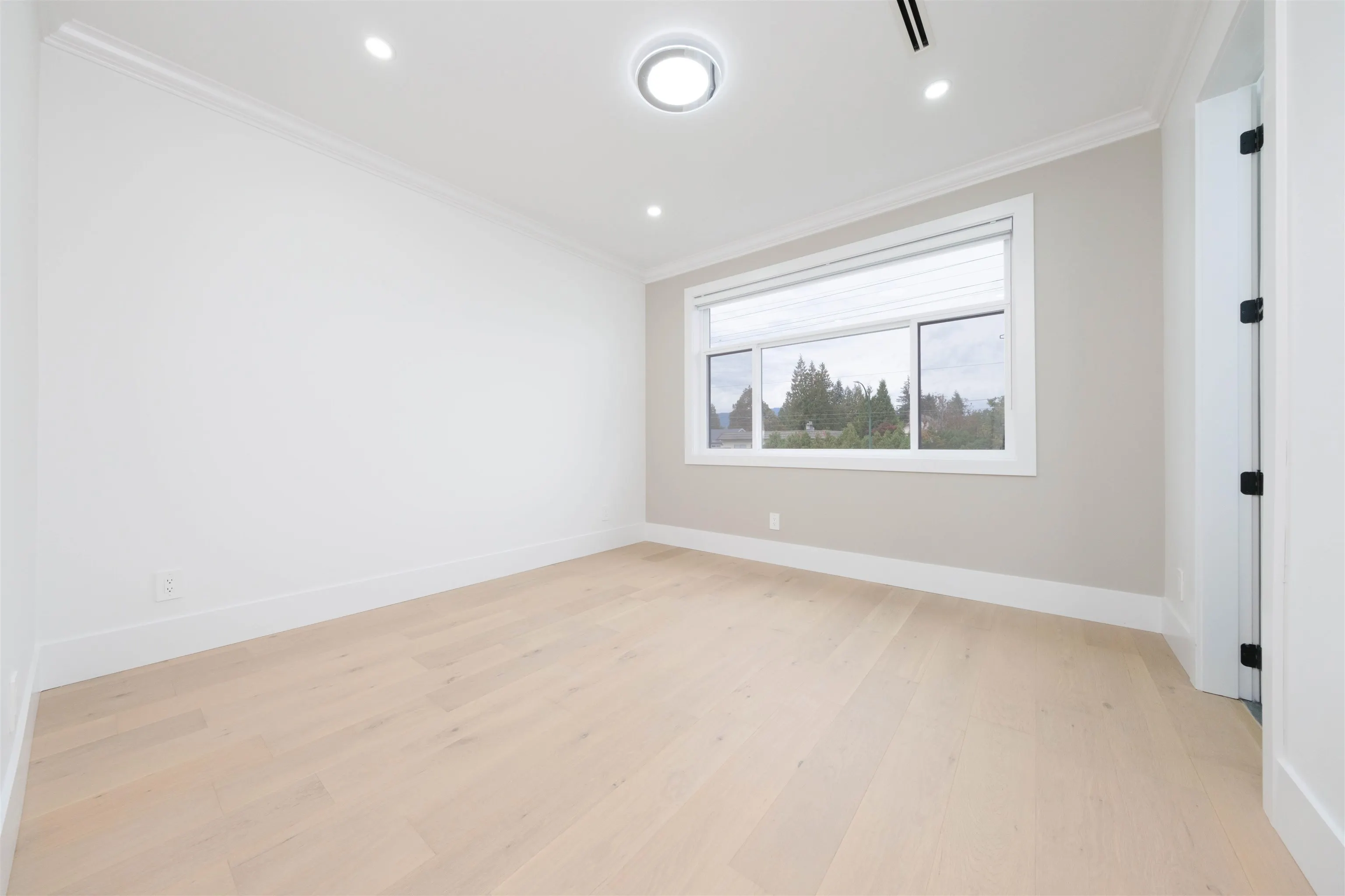 1100 Como Lake Avenue