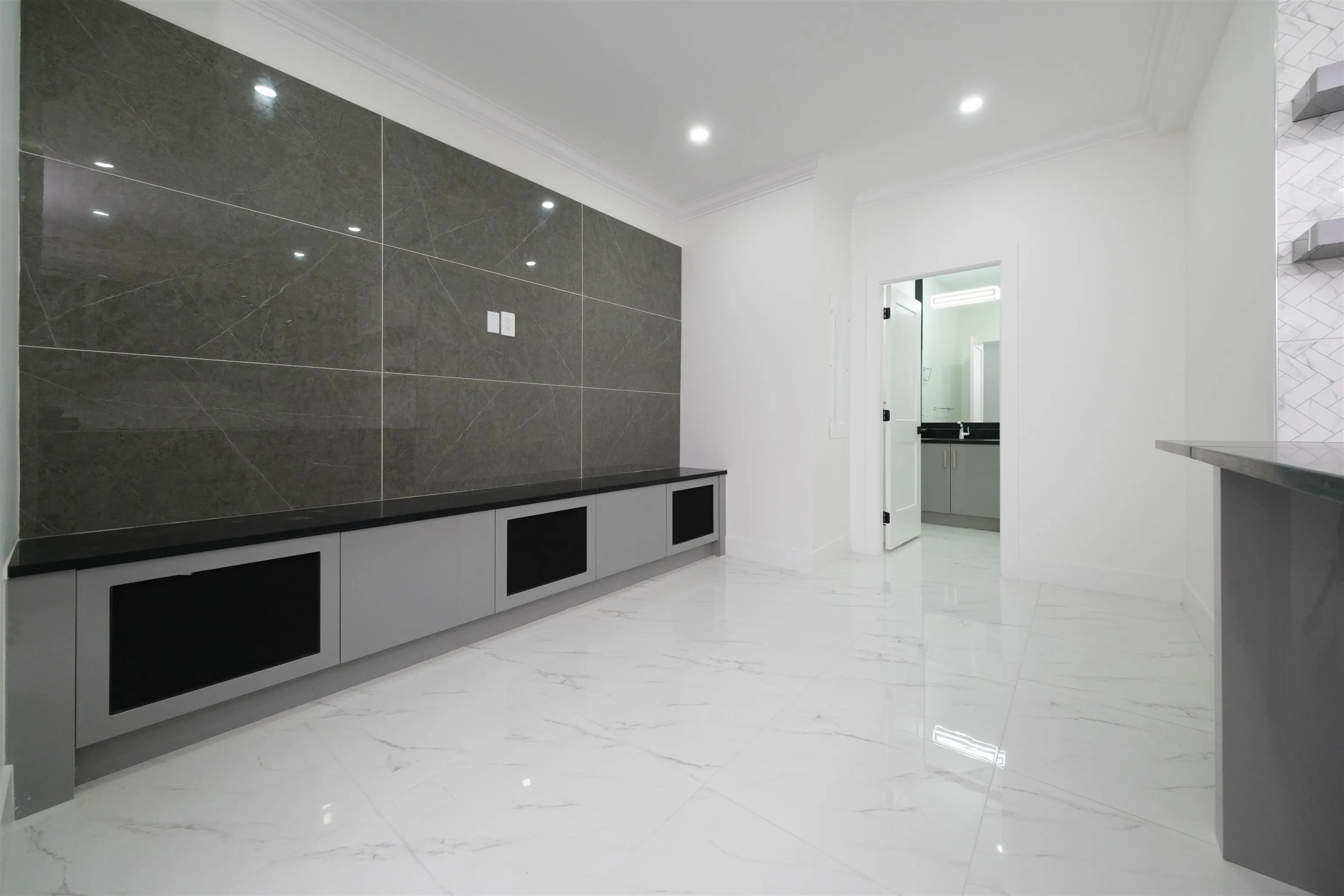 1100 Como Lake Avenue