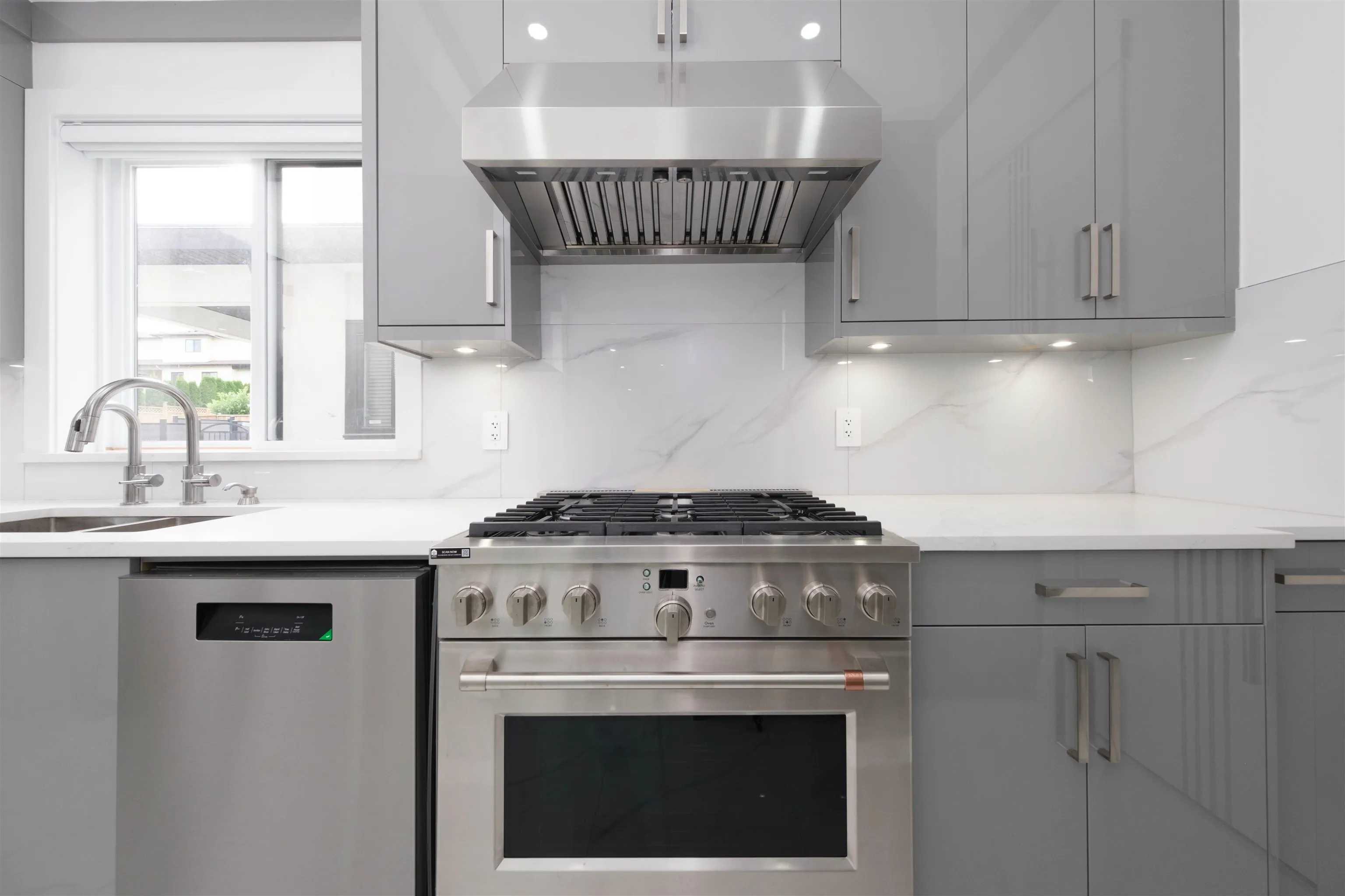 1100 Como Lake Avenue