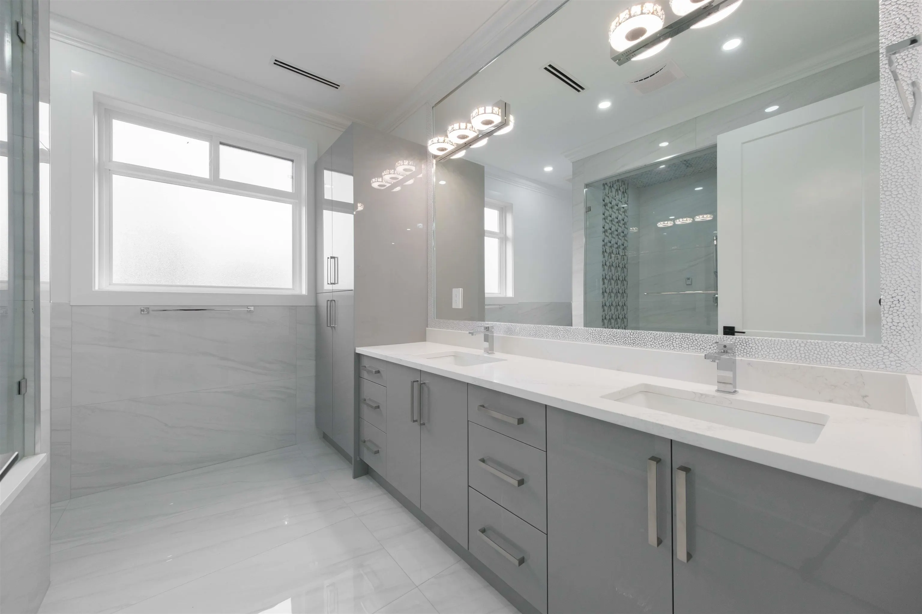 1100 Como Lake Avenue