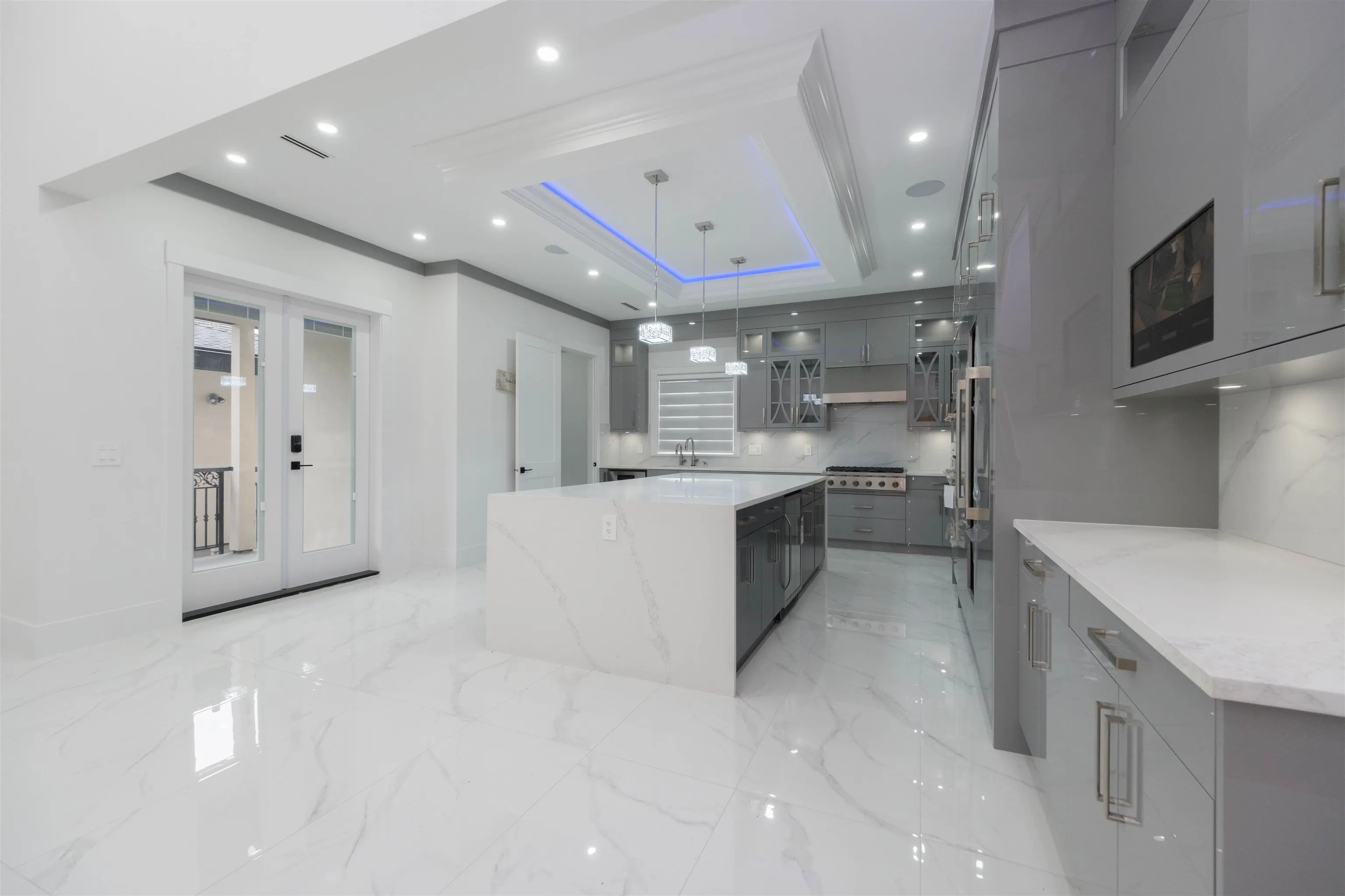 1100 Como Lake Avenue