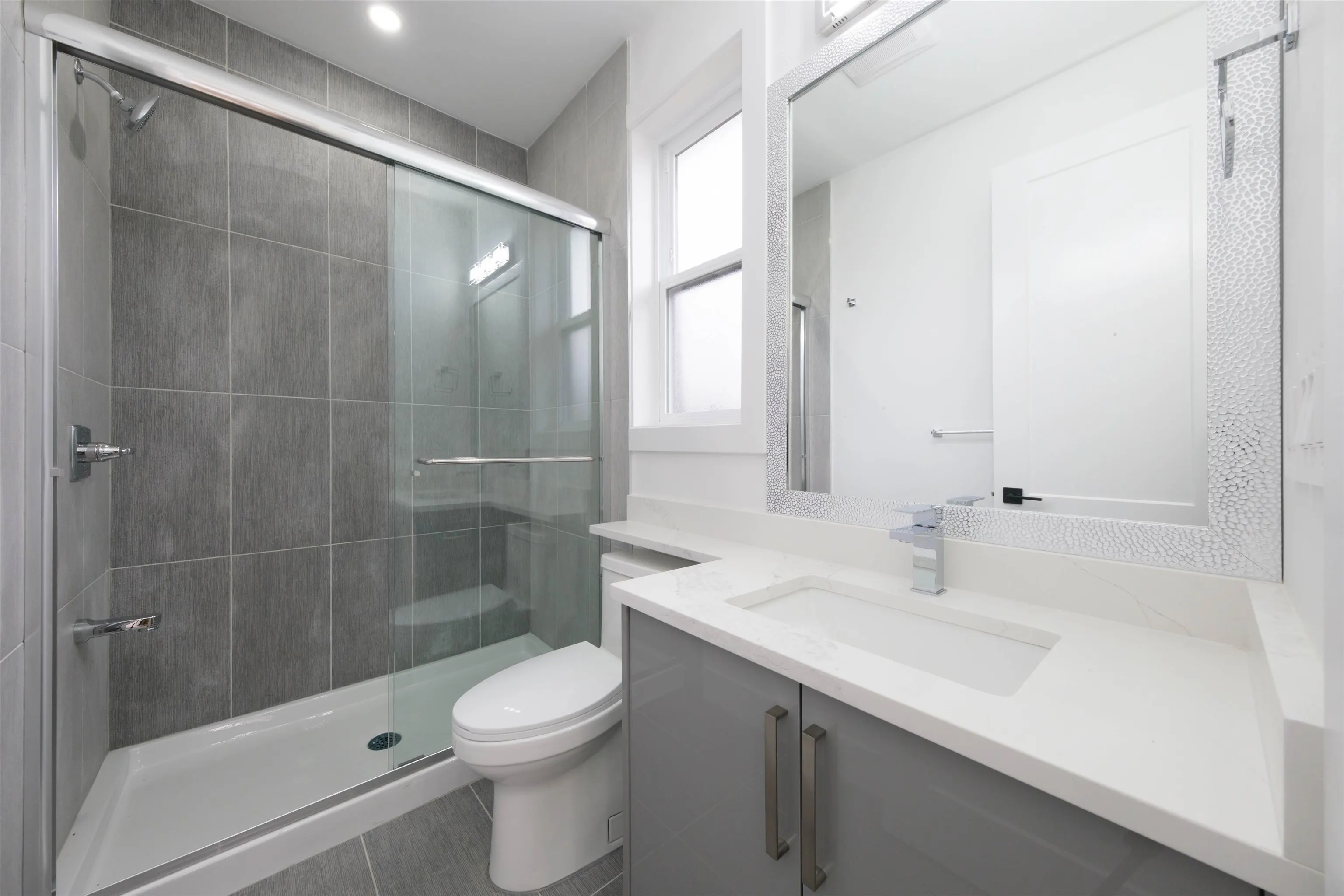 1100 Como Lake Avenue