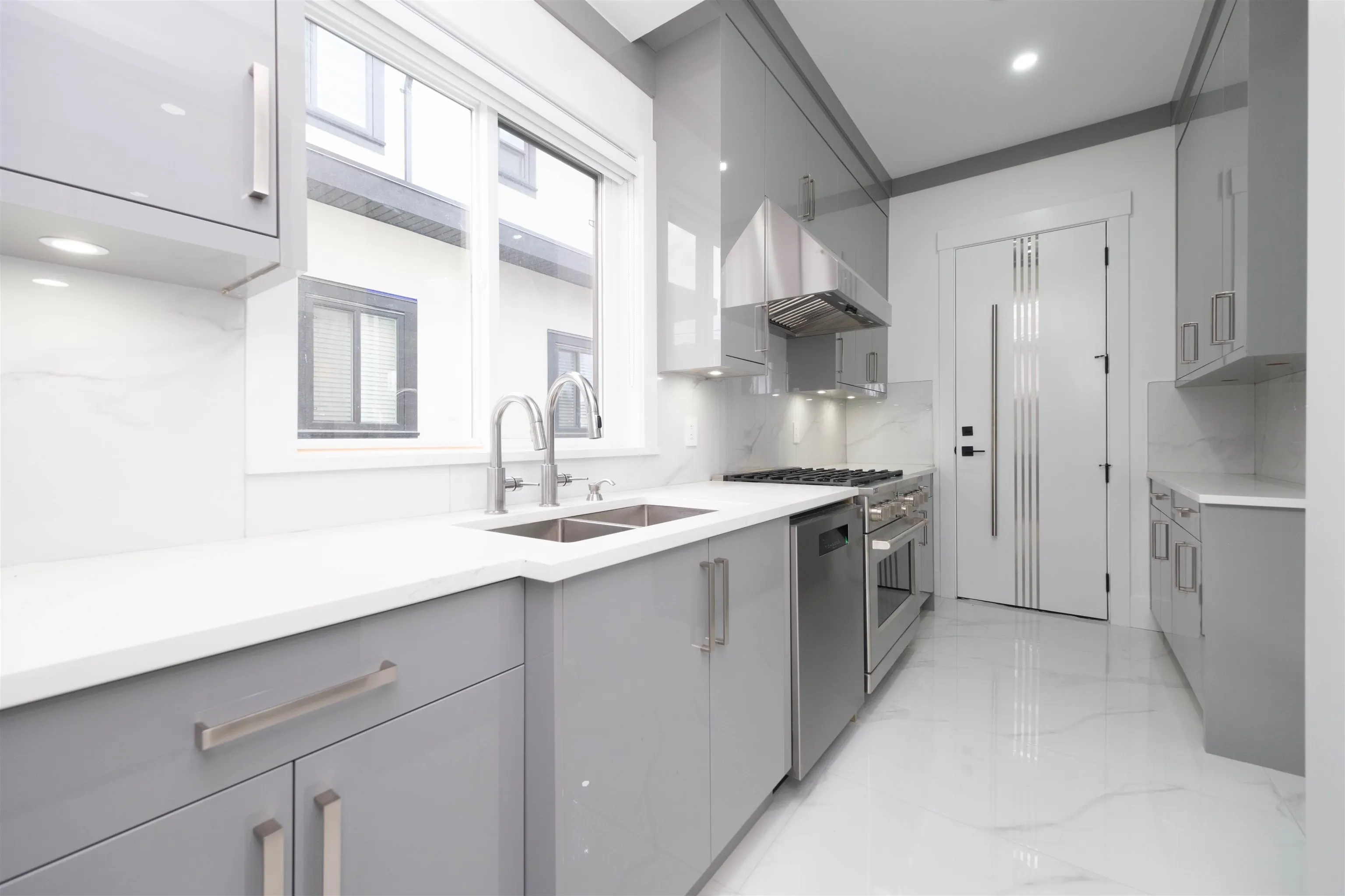 1100 Como Lake Avenue