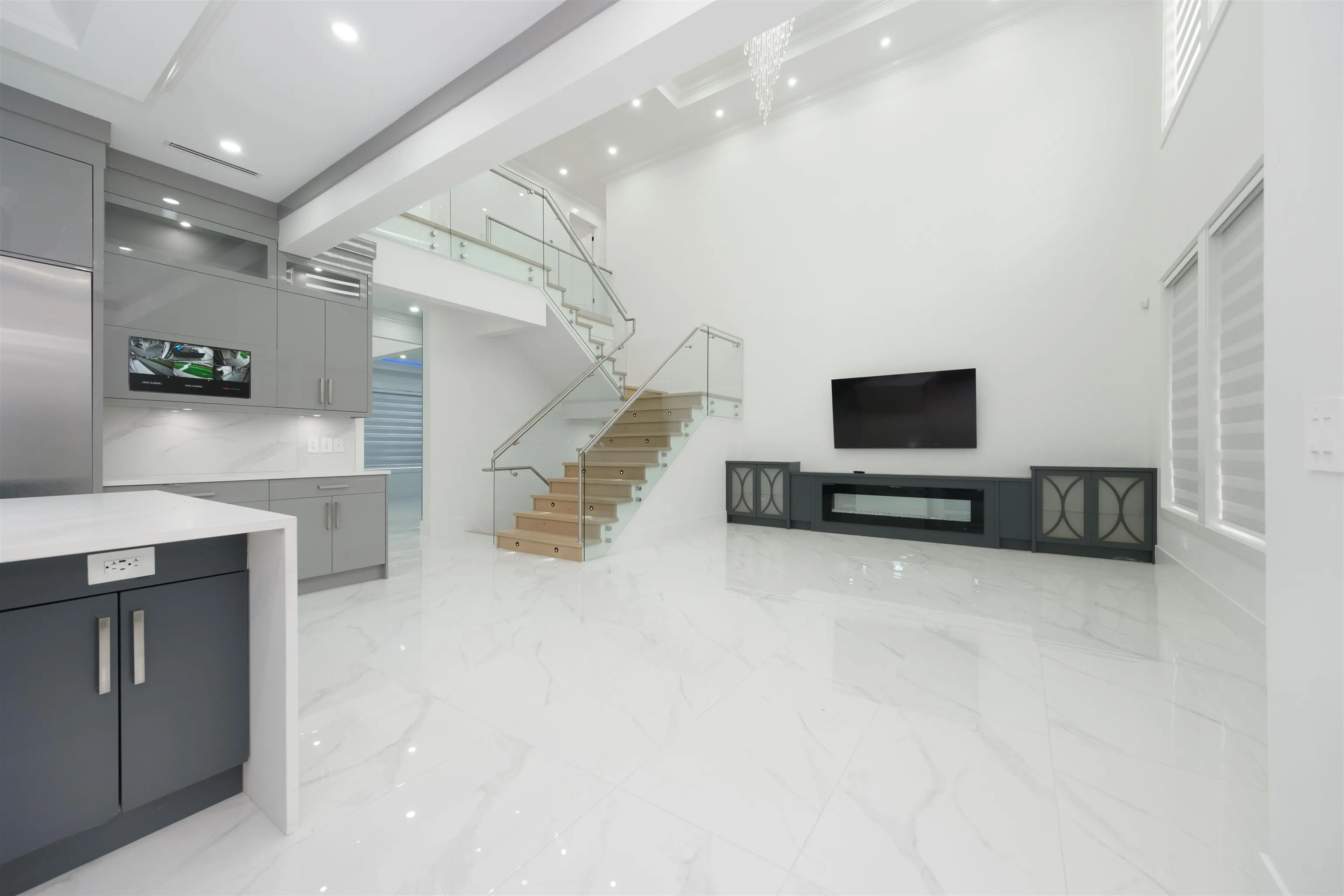 1100 Como Lake Avenue