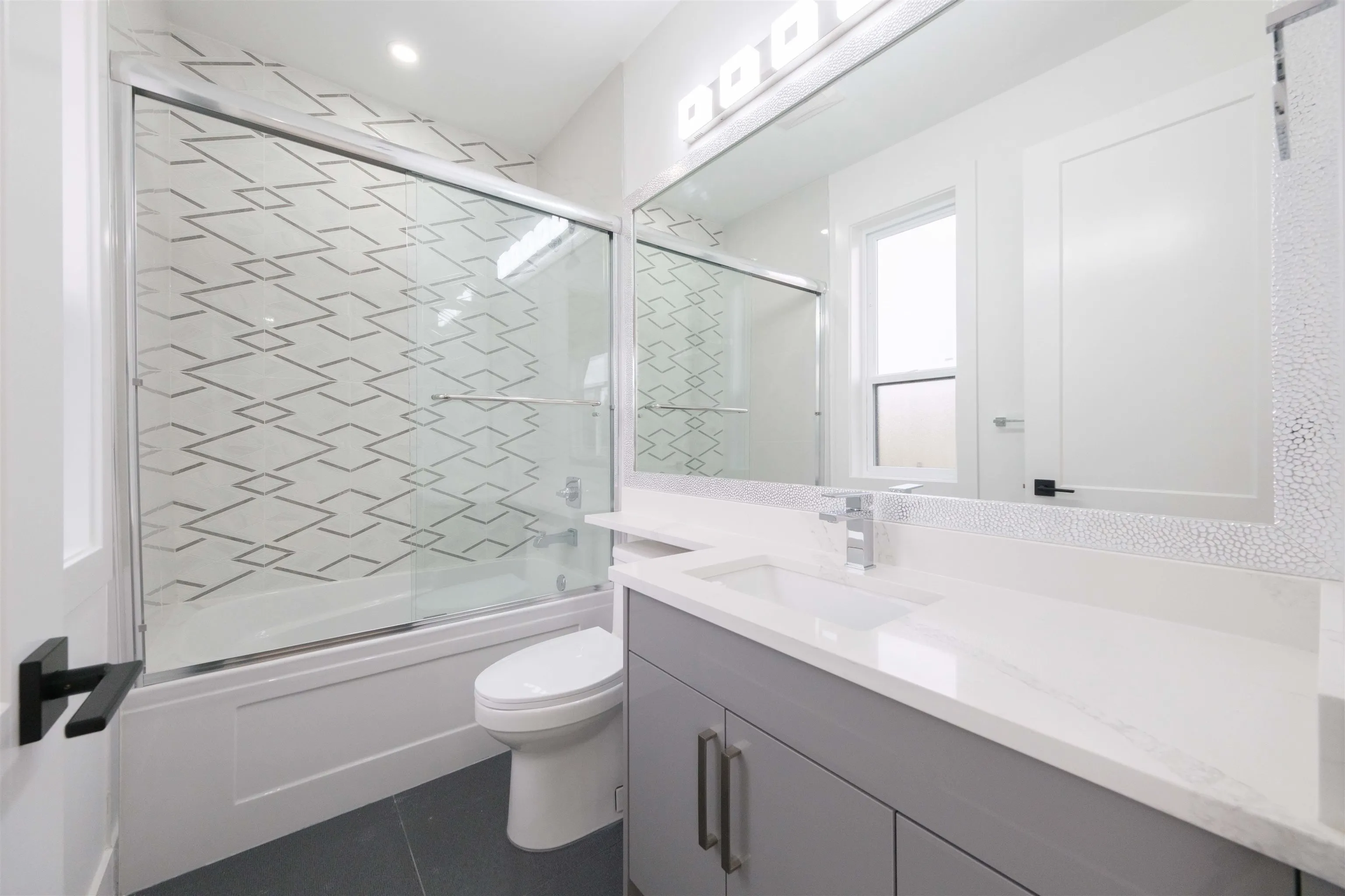 1100 Como Lake Avenue