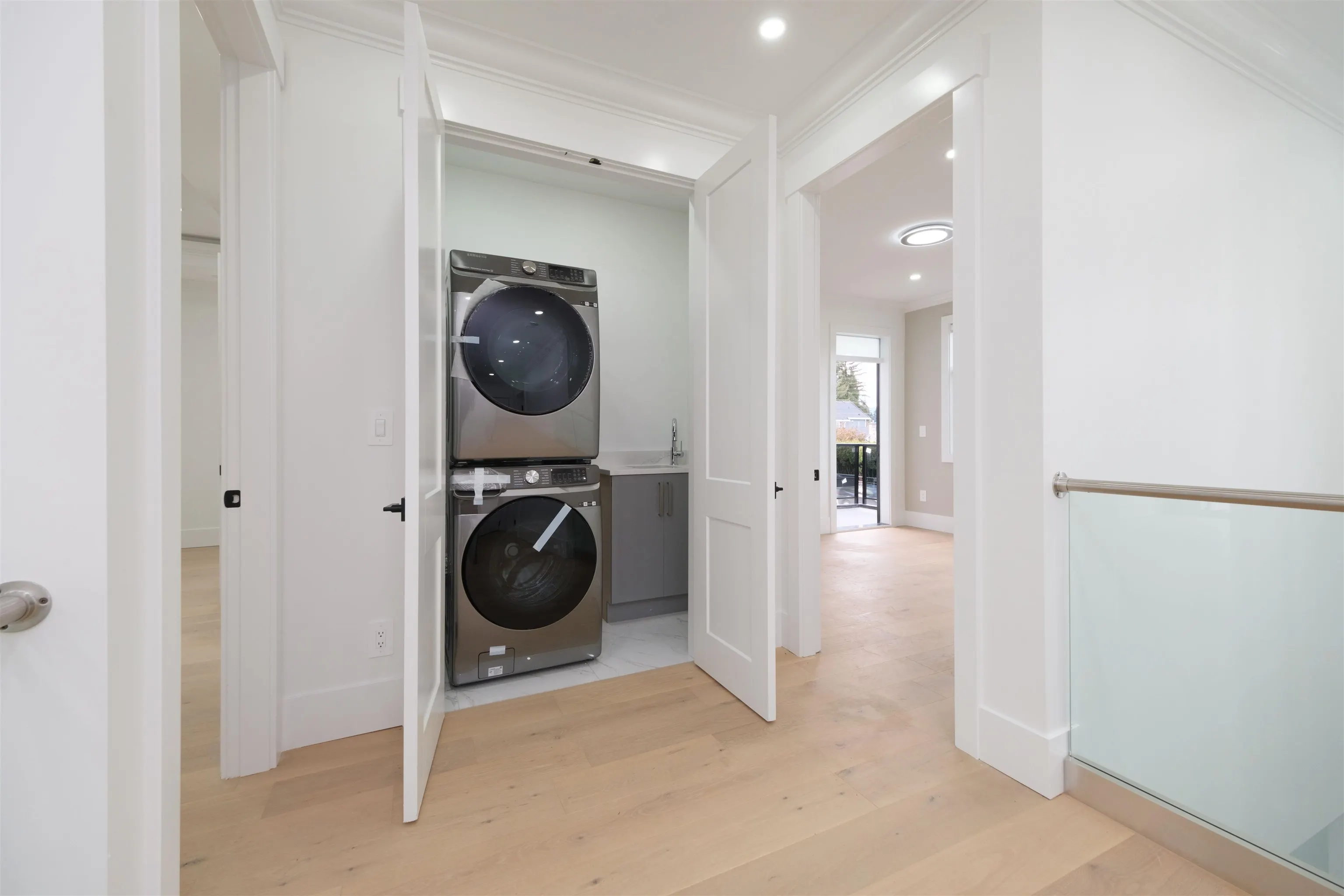 1100 Como Lake Avenue