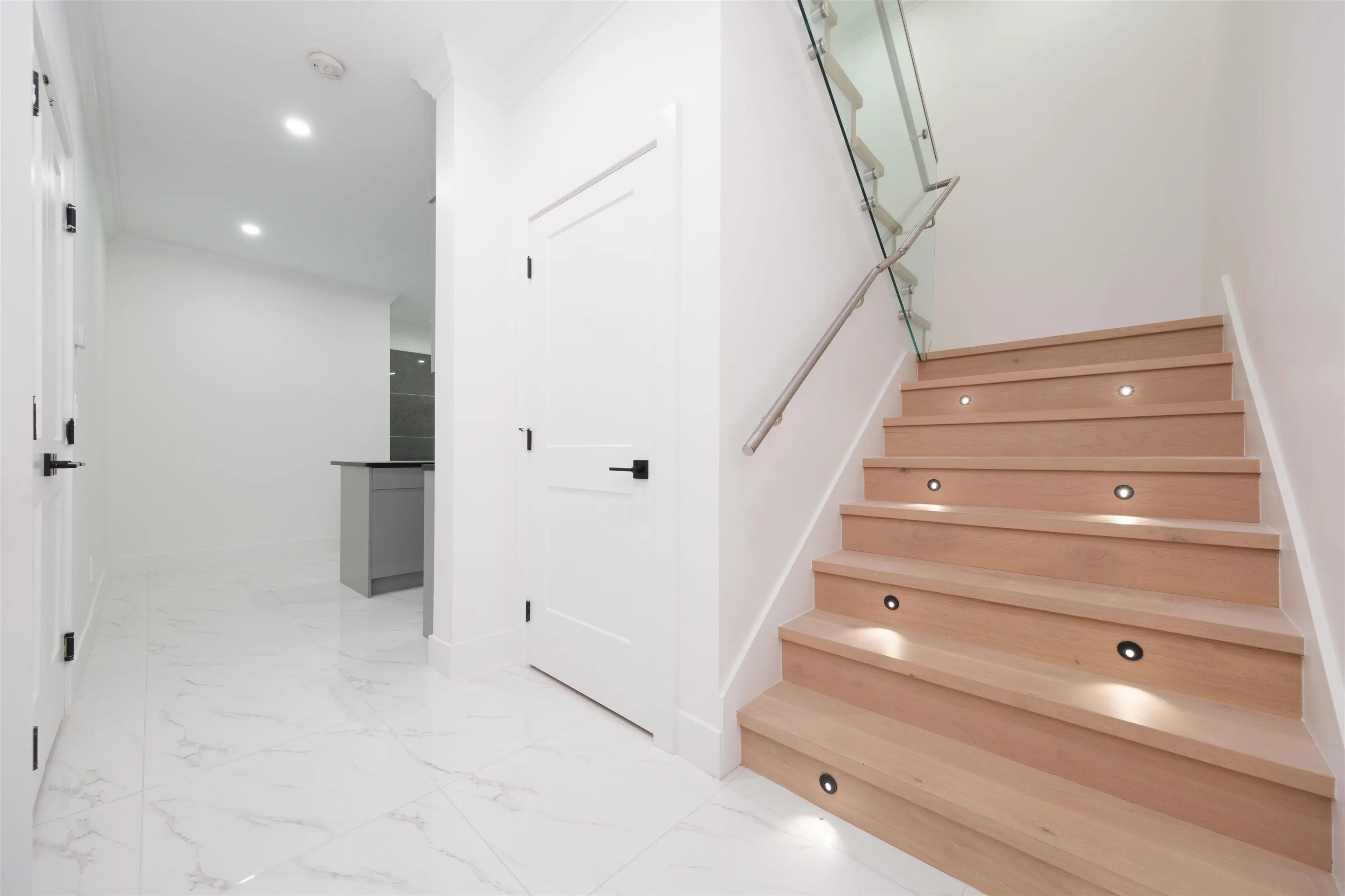 1100 Como Lake Avenue